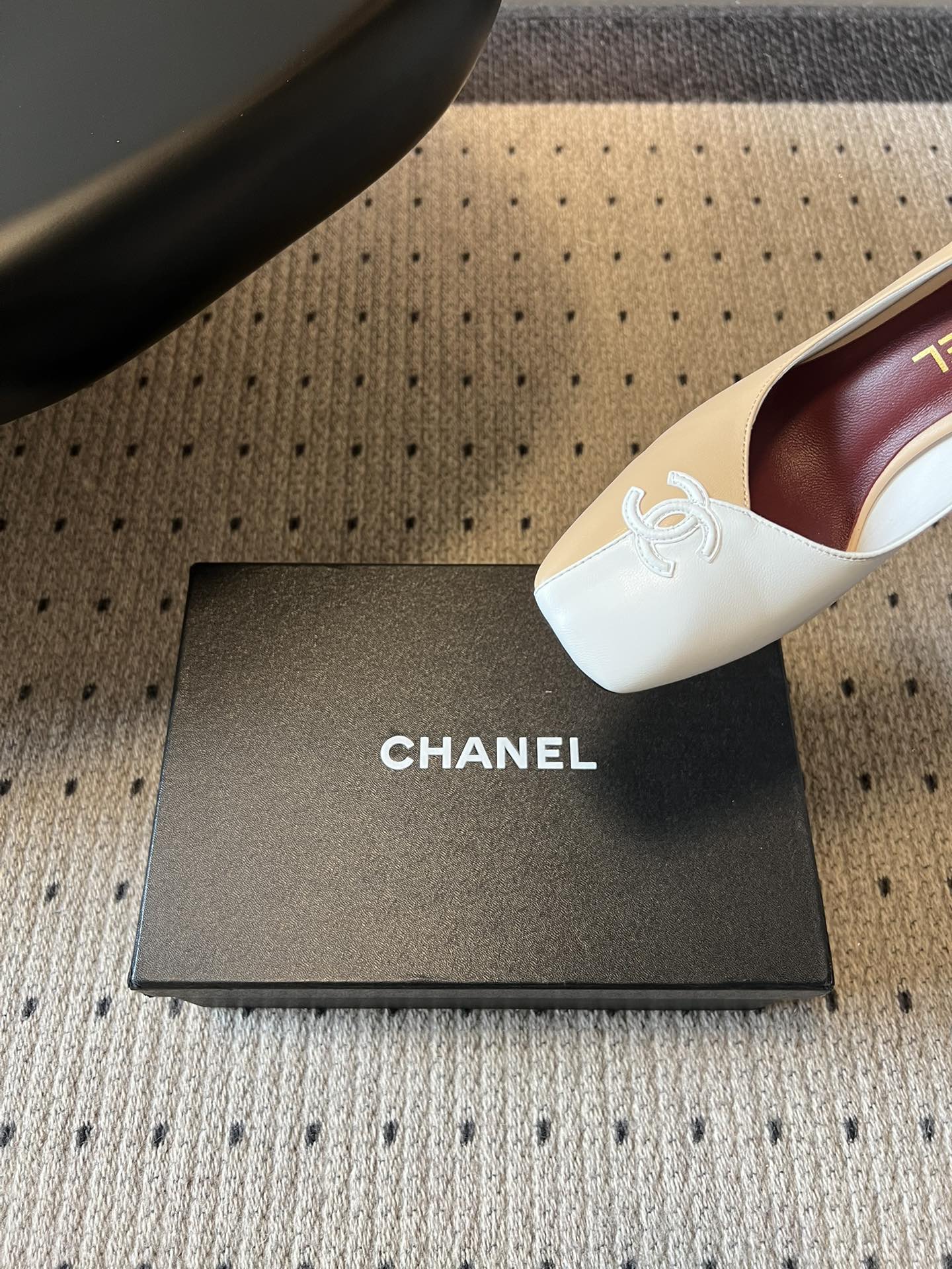 Chane*26SS早春新款方头高跟鞋利落的方头线条，不挑脚型也不挑搭配，自带不费力的精致感。鞋头标志性