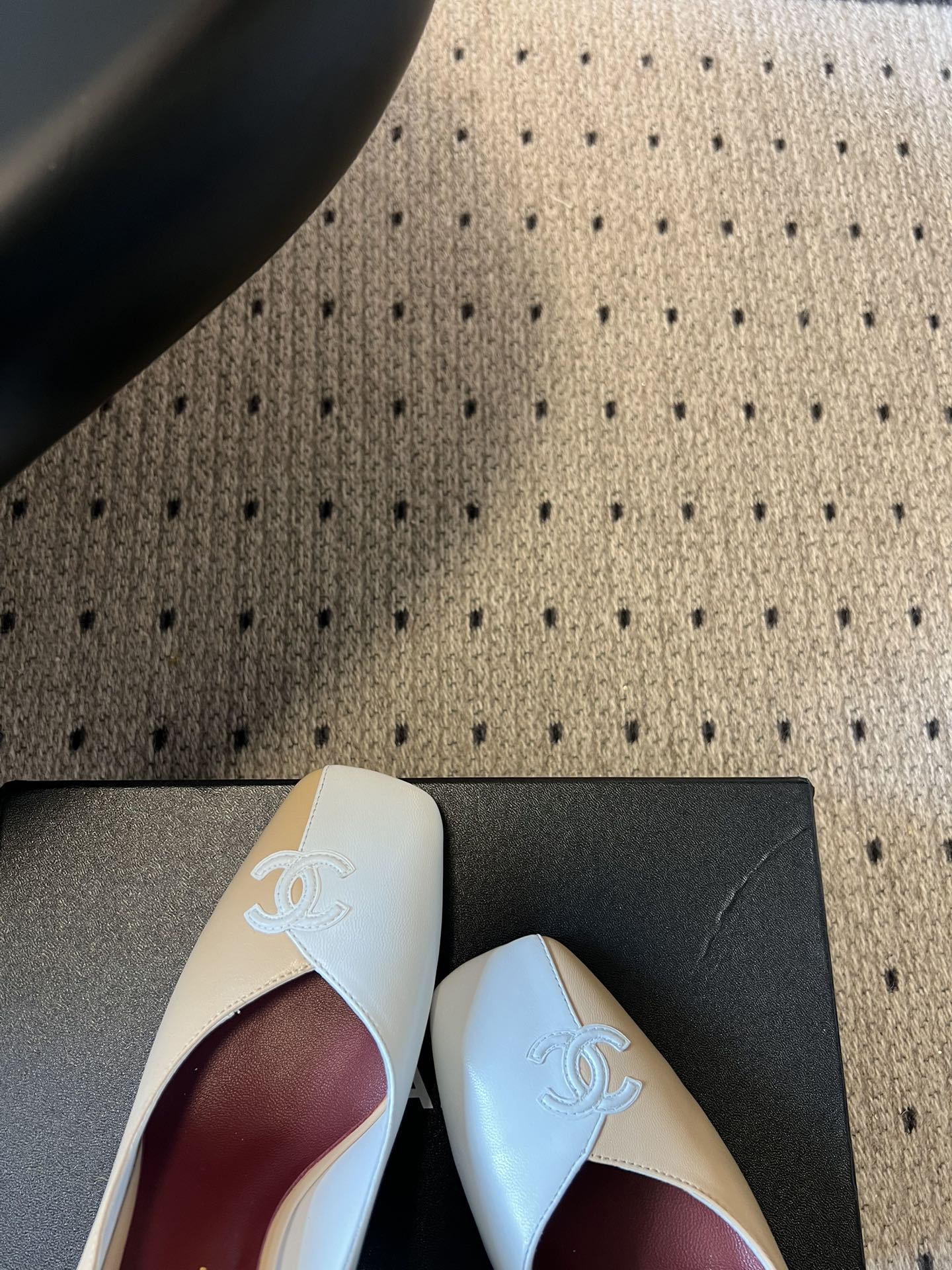 Chane*26SS早春新款方头高跟鞋利落的方头线条，不挑脚型也不挑搭配，自带不费力的精致感。鞋头标志性