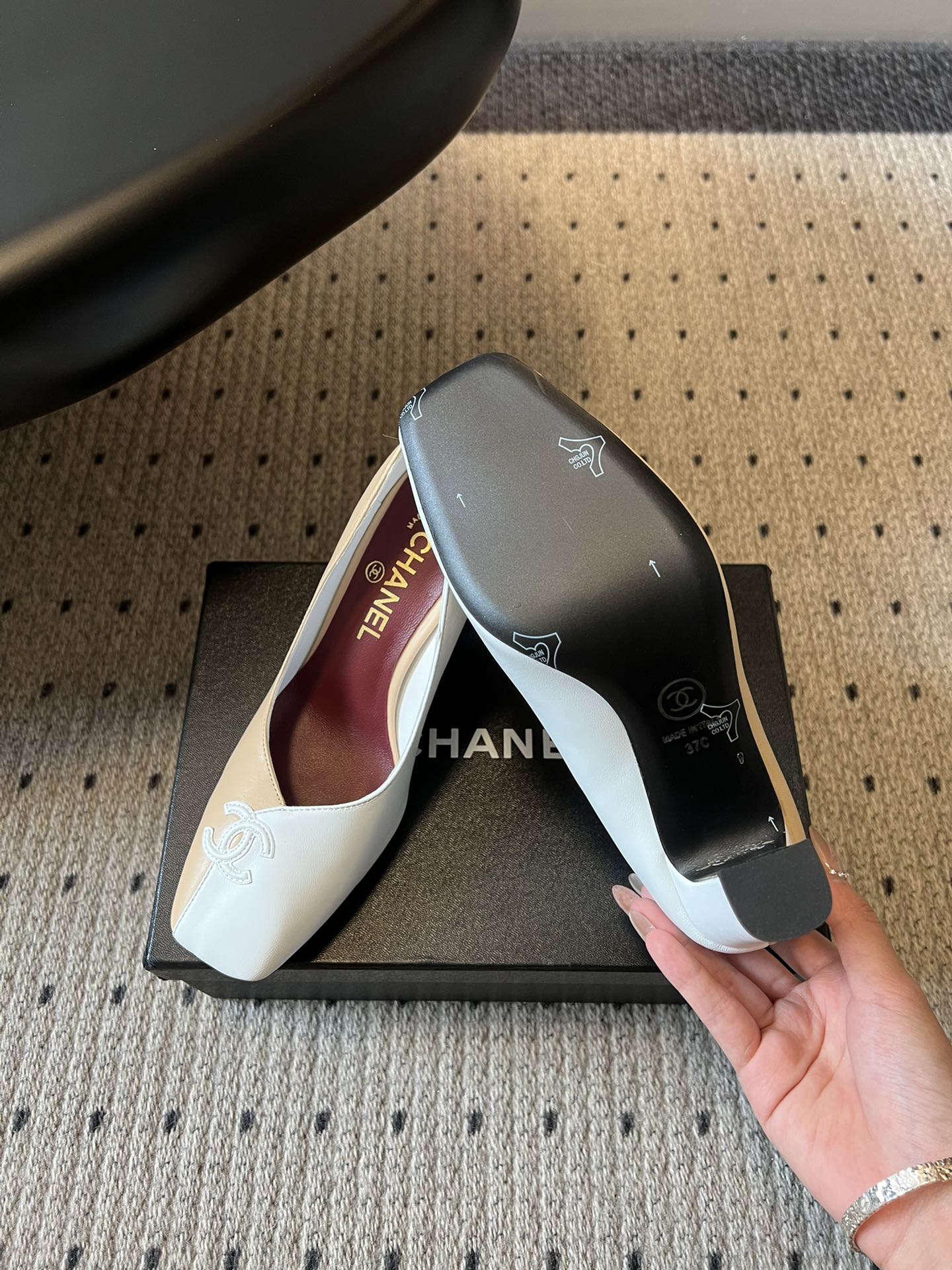 Chane*26SS早春新款方头高跟鞋利落的方头线条，不挑脚型也不挑搭配，自带不费力的精致感。鞋头标志性