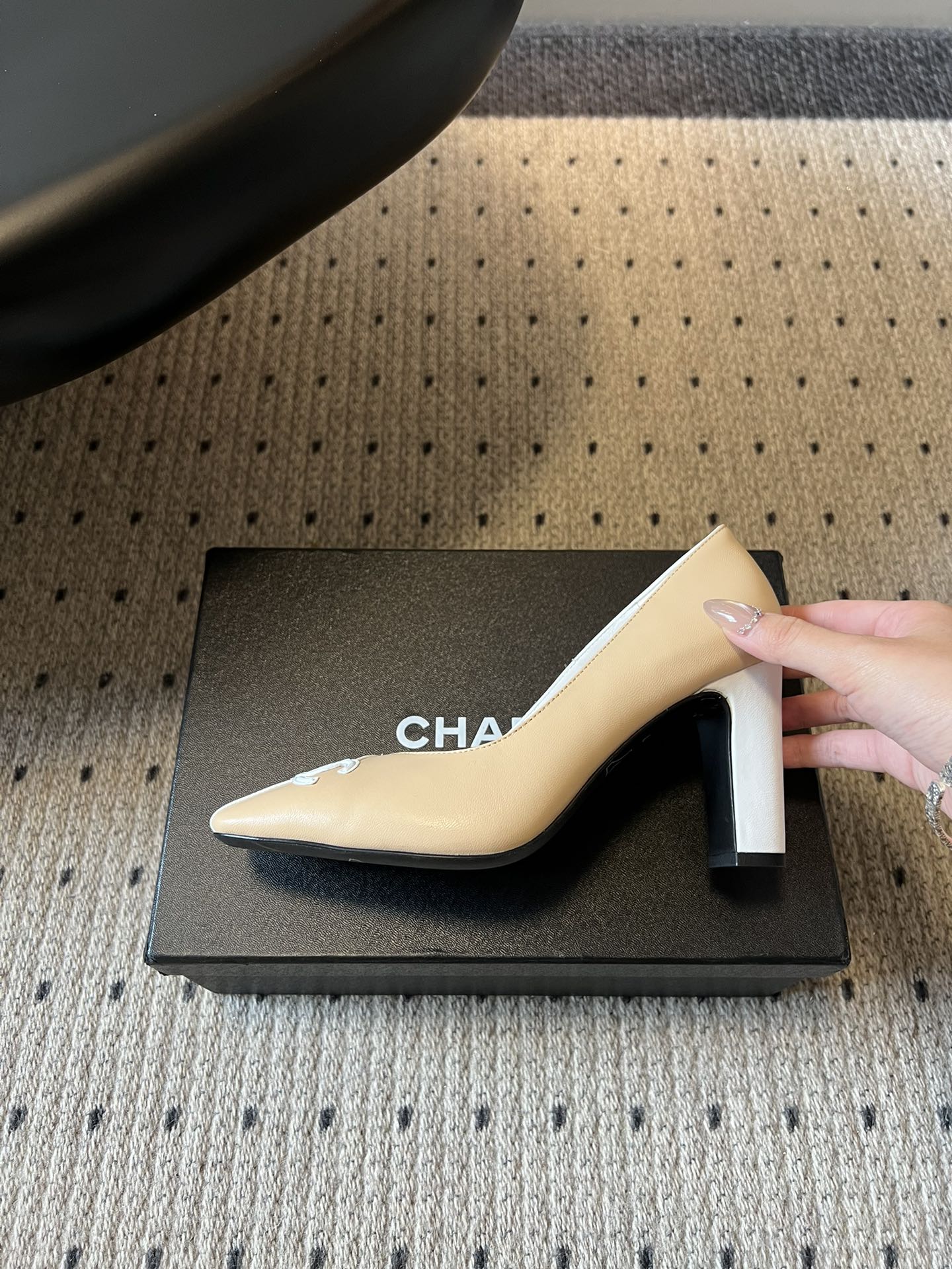 Chane*26SS早春新款方头高跟鞋利落的方头线条，不挑脚型也不挑搭配，自带不费力的精致感。鞋头标志性