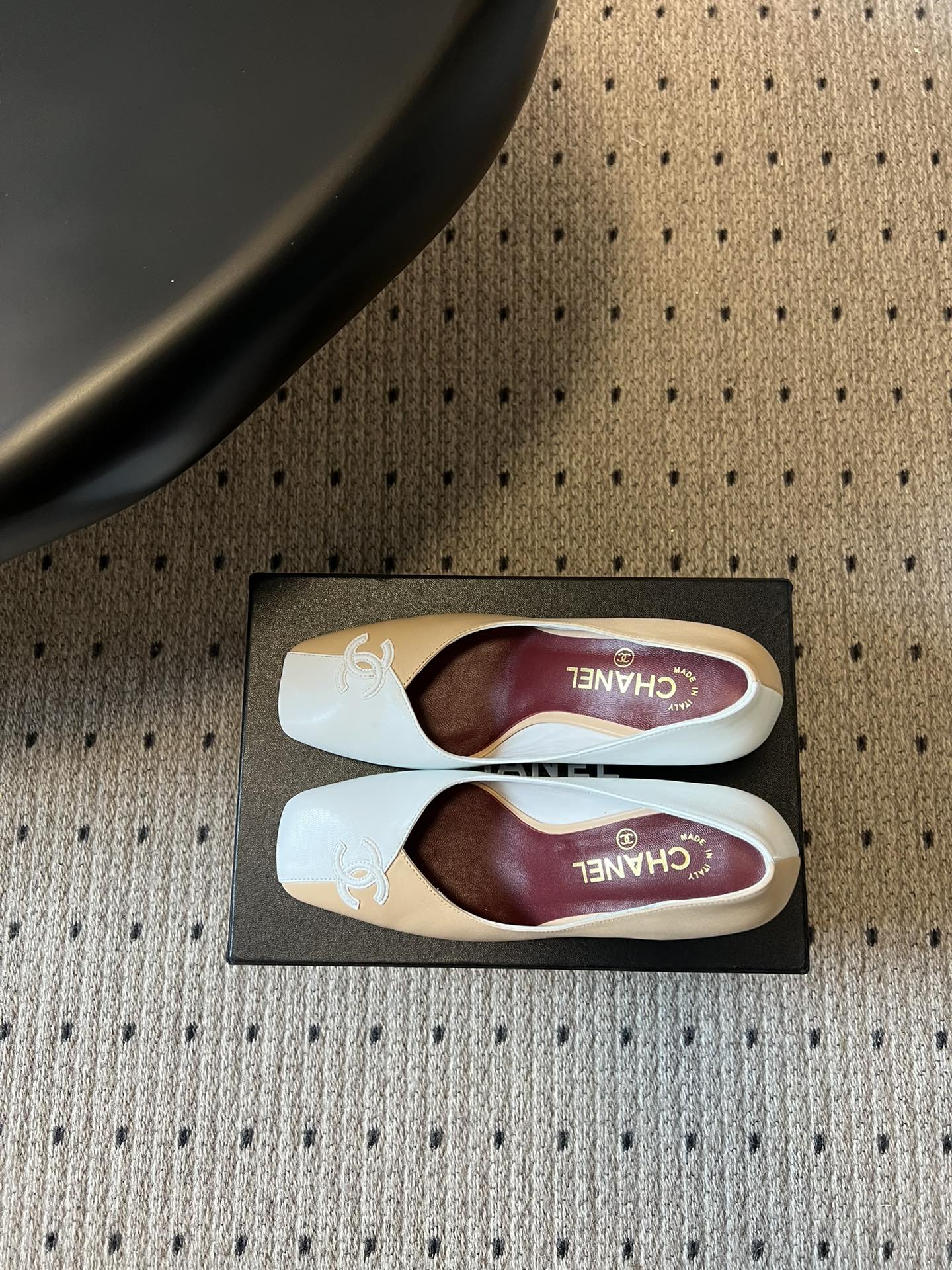 Chane*26SS早春新款方头高跟鞋利落的方头线条，不挑脚型也不挑搭配，自带不费力的精致感。鞋头标志性