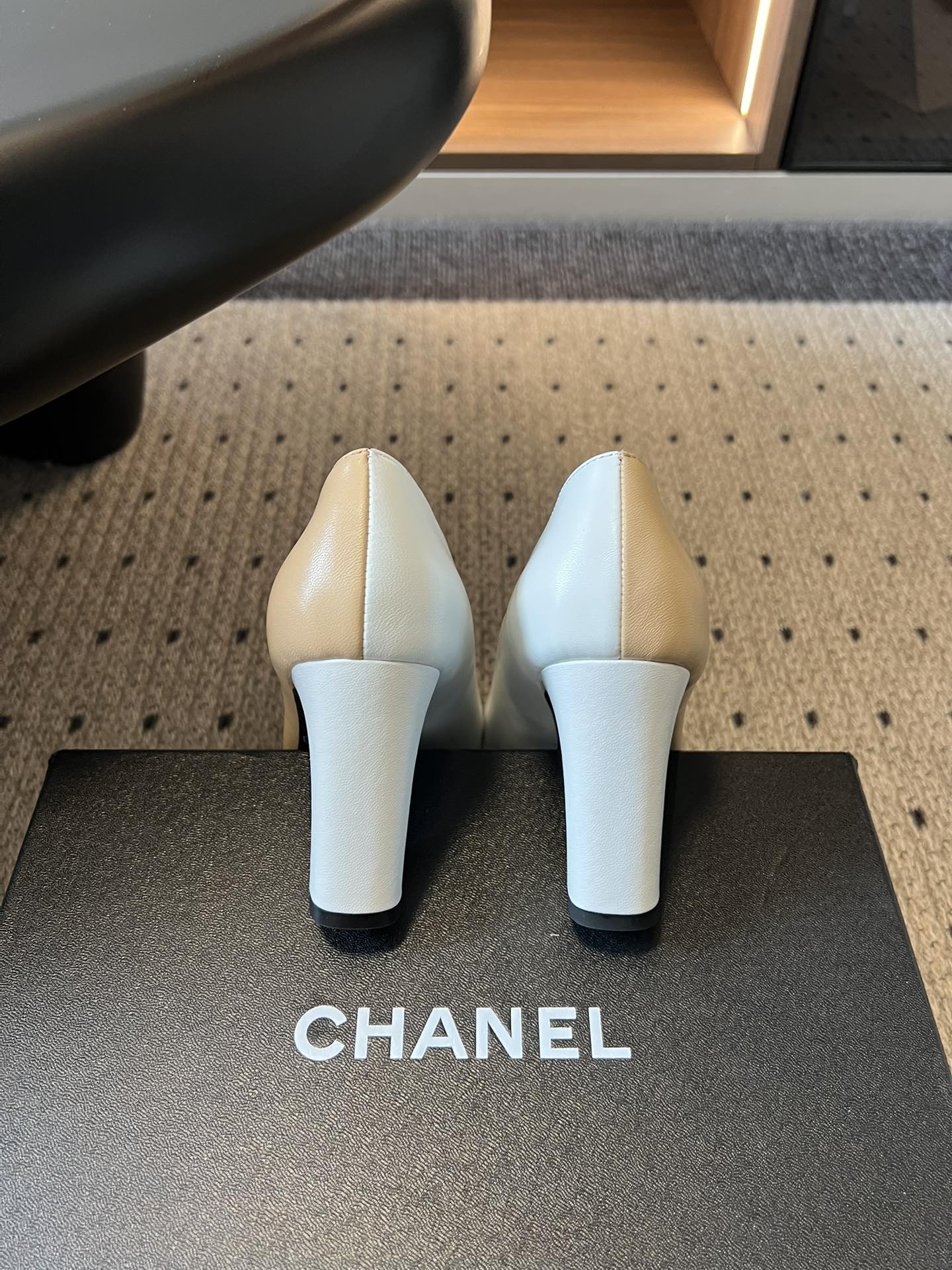 Chane*26SS早春新款方头高跟鞋利落的方头线条，不挑脚型也不挑搭配，自带不费力的精致感。鞋头标志性