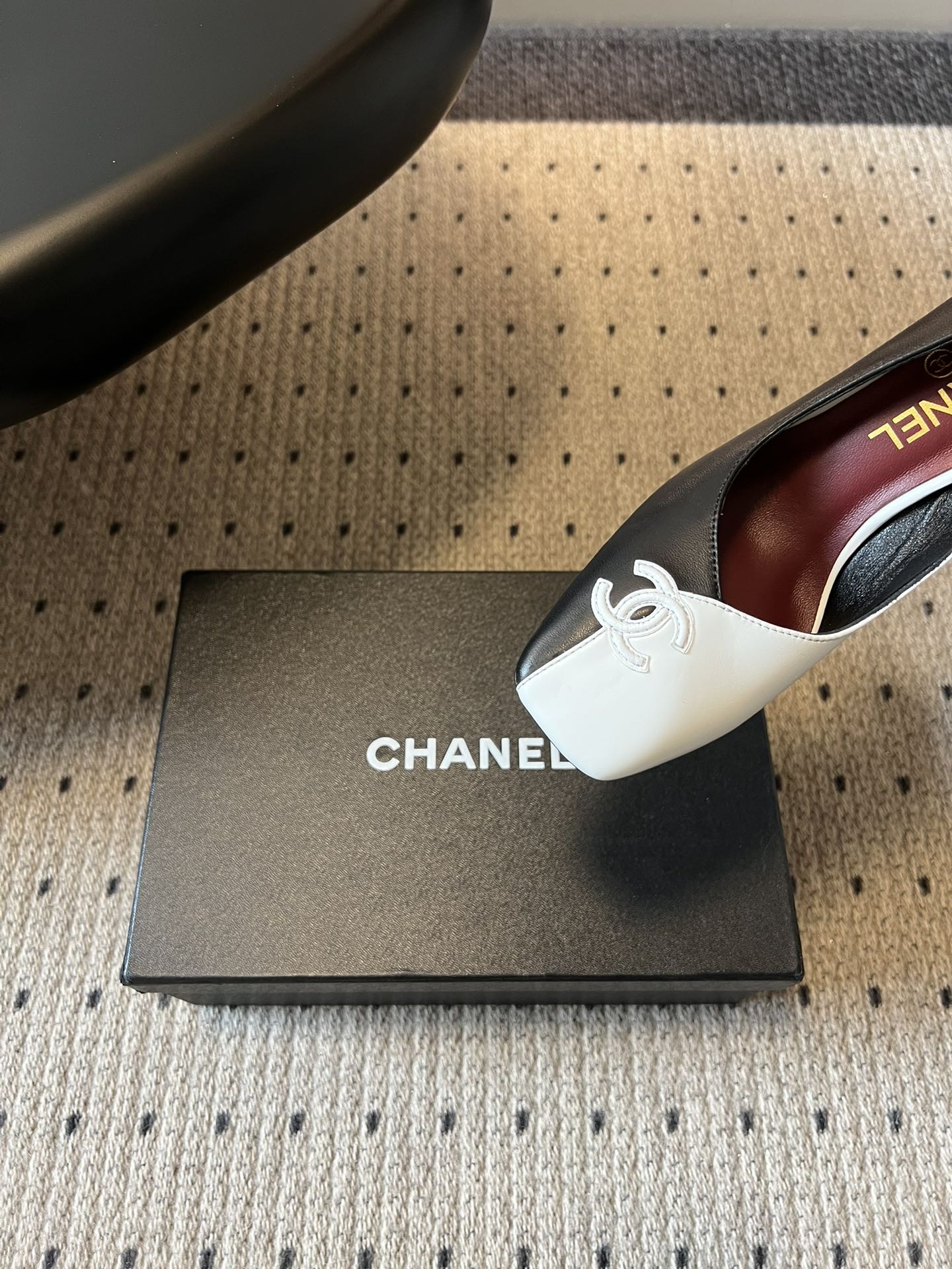 Chane*26SS早春新款方头高跟鞋利落的方头线条，不挑脚型也不挑搭配，自带不费力的精致感。鞋头标志性