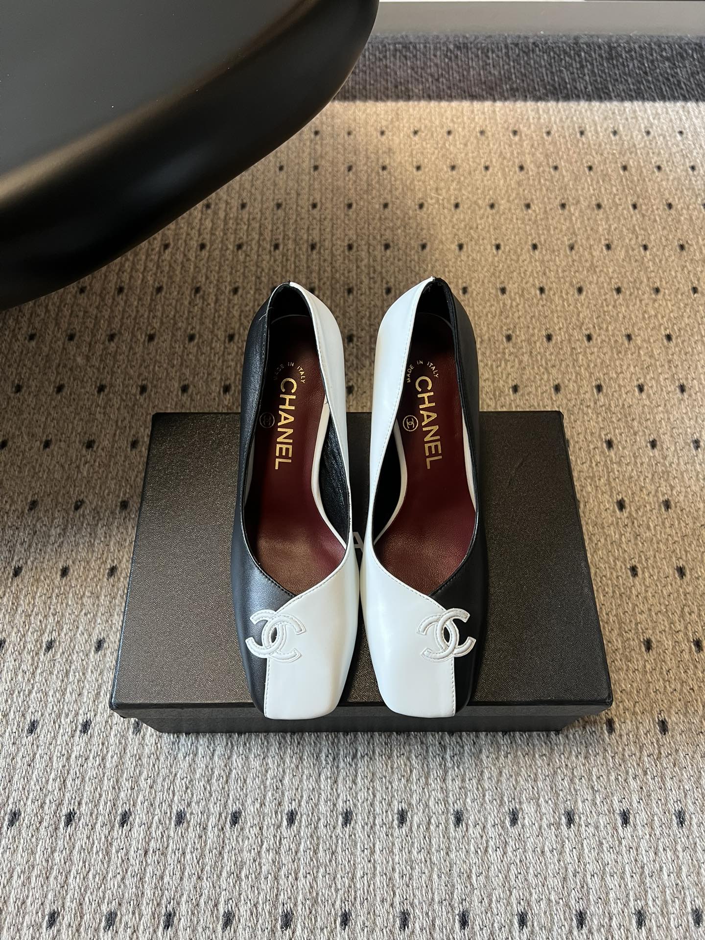 Chane*26SS早春新款方头高跟鞋利落的方头线条，不挑脚型也不挑搭配，自带不费力的精致感。鞋头标志性