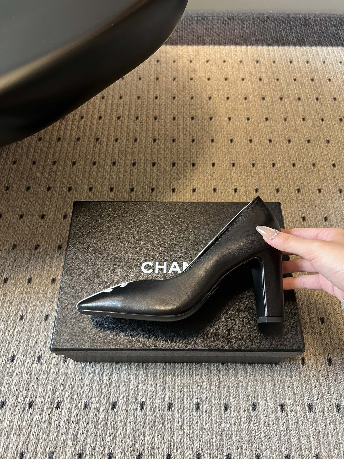 Chane*26SS早春新款方头高跟鞋利落的方头线条，不挑脚型也不挑搭配，自带不费力的精致感。鞋头标志性