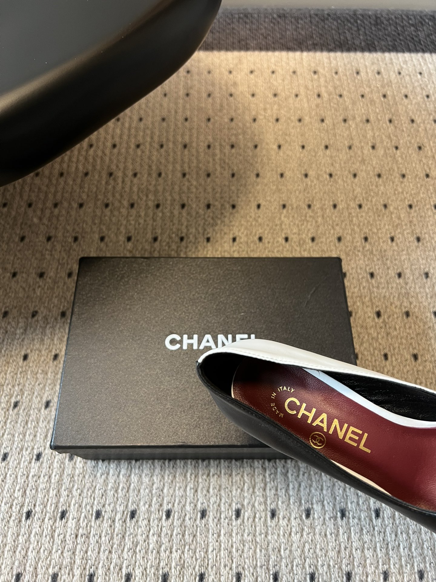 Chane*26SS早春新款方头高跟鞋利落的方头线条，不挑脚型也不挑搭配，自带不费力的精致感。鞋头标志性