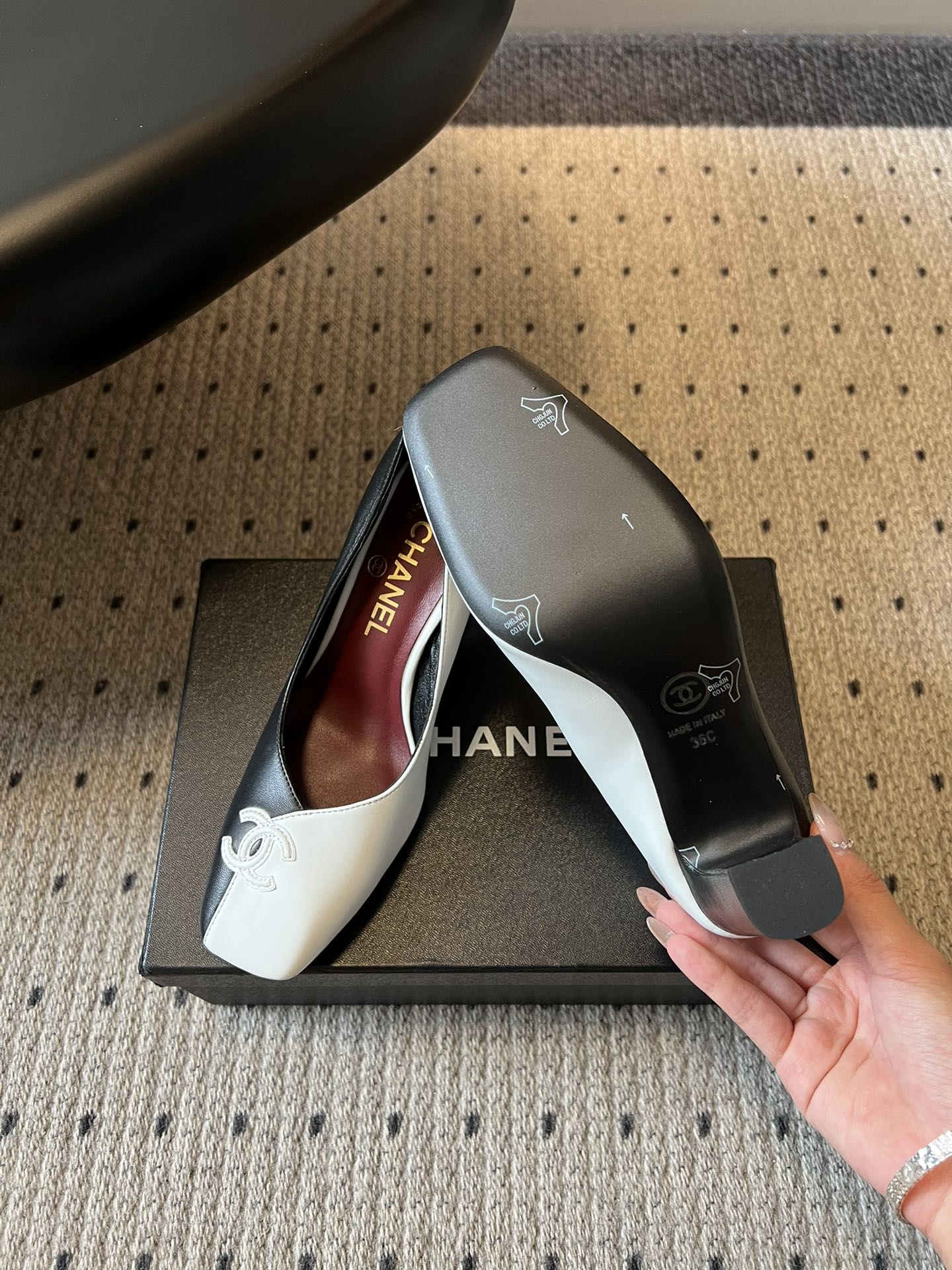 Chane*26SS早春新款方头高跟鞋利落的方头线条，不挑脚型也不挑搭配，自带不费力的精致感。鞋头标志性