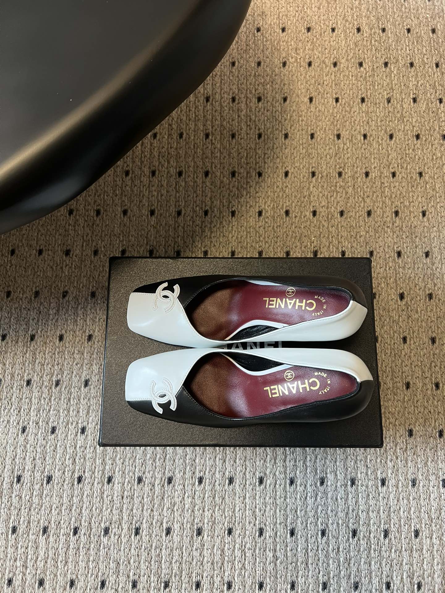 Chane*26SS早春新款方头高跟鞋利落的方头线条，不挑脚型也不挑搭配，自带不费力的精致感。鞋头标志性