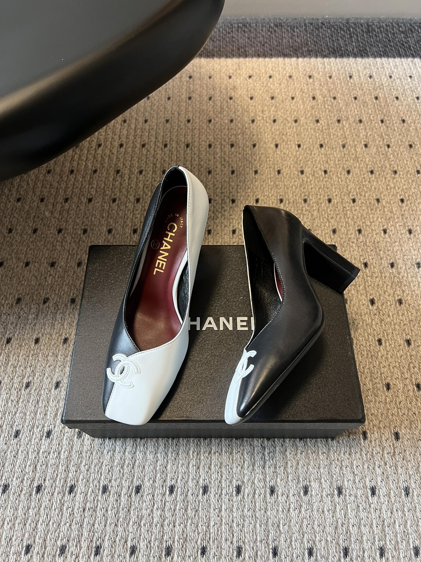 Chane*26SS早春新款方头高跟鞋利落的方头线条，不挑脚型也不挑搭配，自带不费力的精致感。鞋头标志性