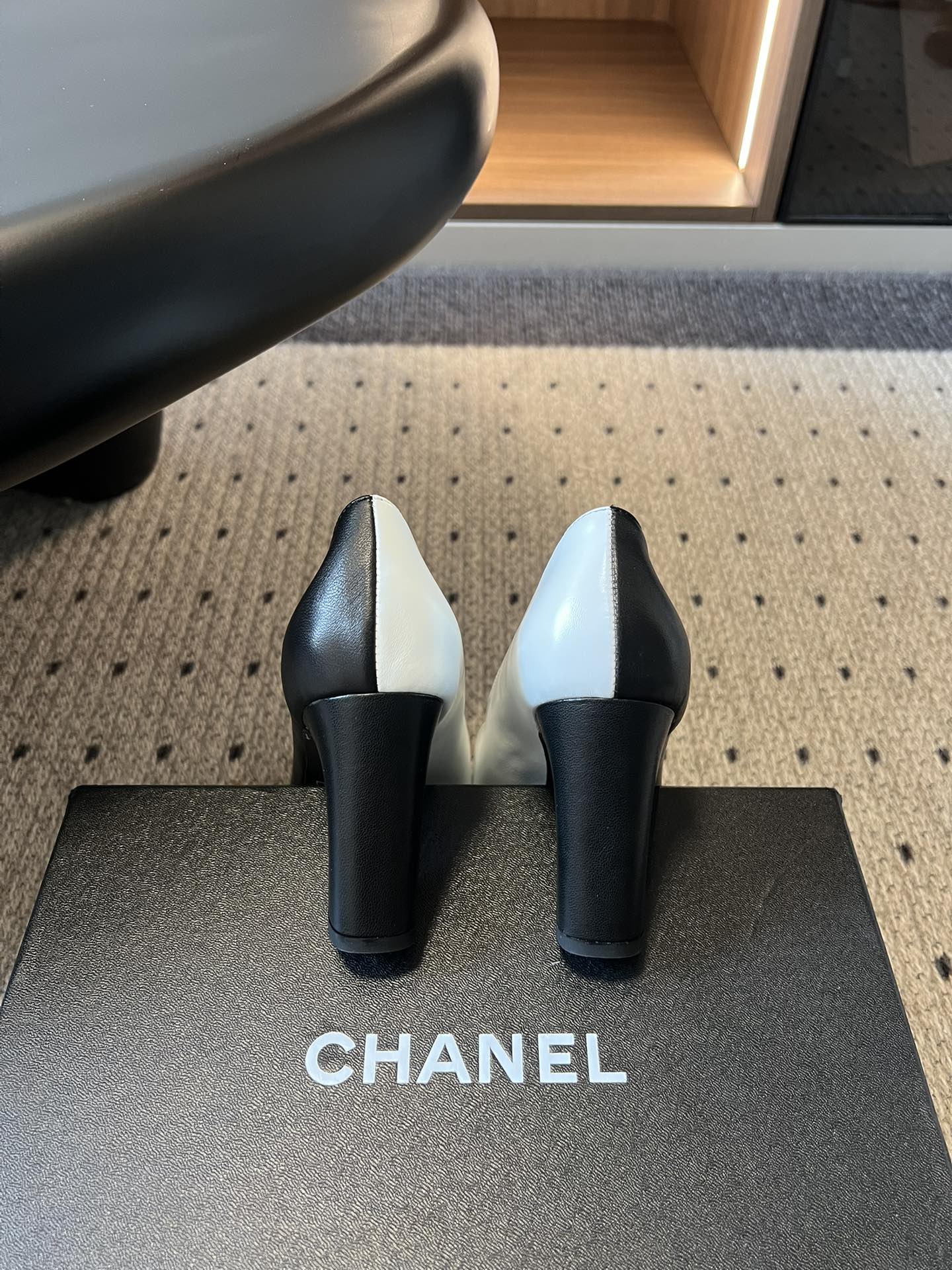 Chane*26SS早春新款方头高跟鞋利落的方头线条，不挑脚型也不挑搭配，自带不费力的精致感。鞋头标志性