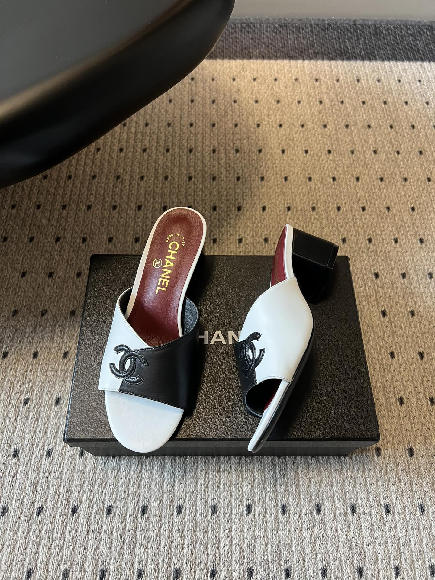 Chane*26SS早春新款拼色粗跟一字拖经典的一字带设计，搭配粗跟的版型，走路稳稳当当又不会显得笨重。