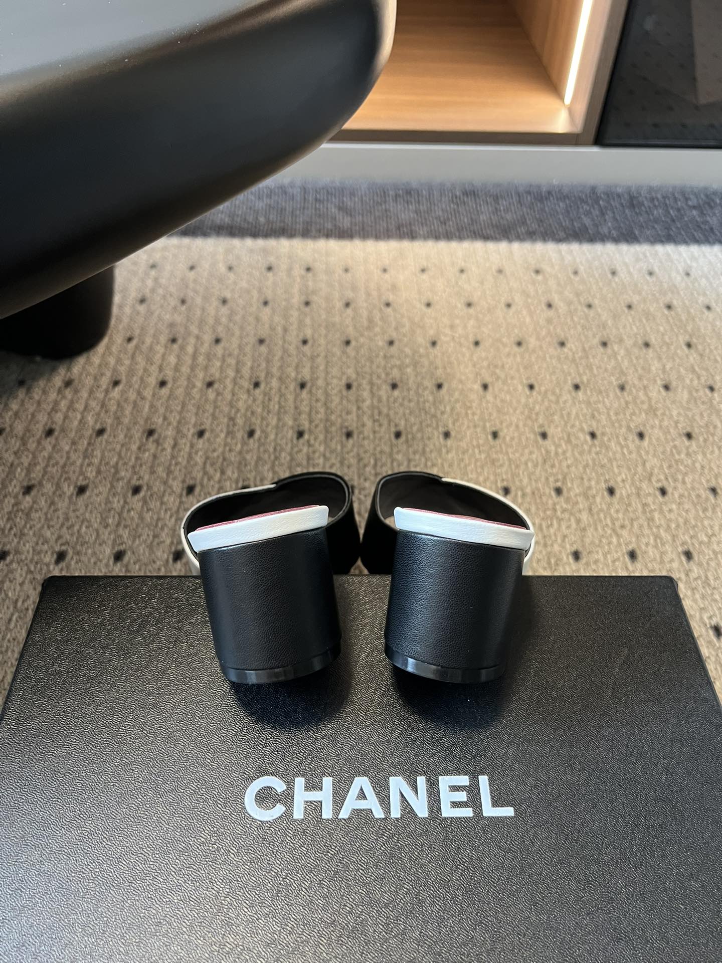 Chane*26SS早春新款拼色粗跟一字拖经典的一字带设计，搭配粗跟的版型，走路稳稳当当又不会显得笨重。