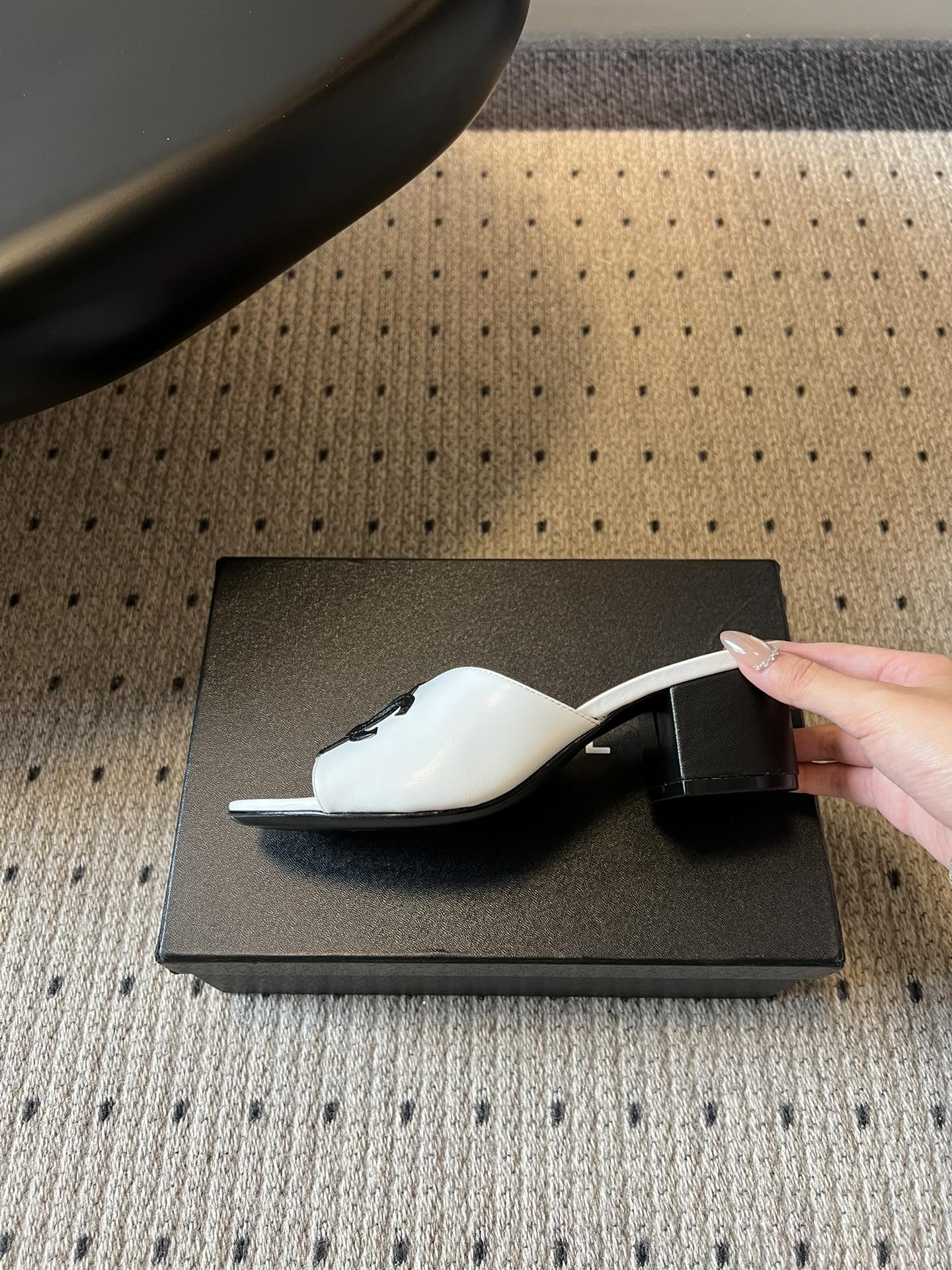 Chane*26SS早春新款拼色粗跟一字拖经典的一字带设计，搭配粗跟的版型，走路稳稳当当又不会显得笨重。