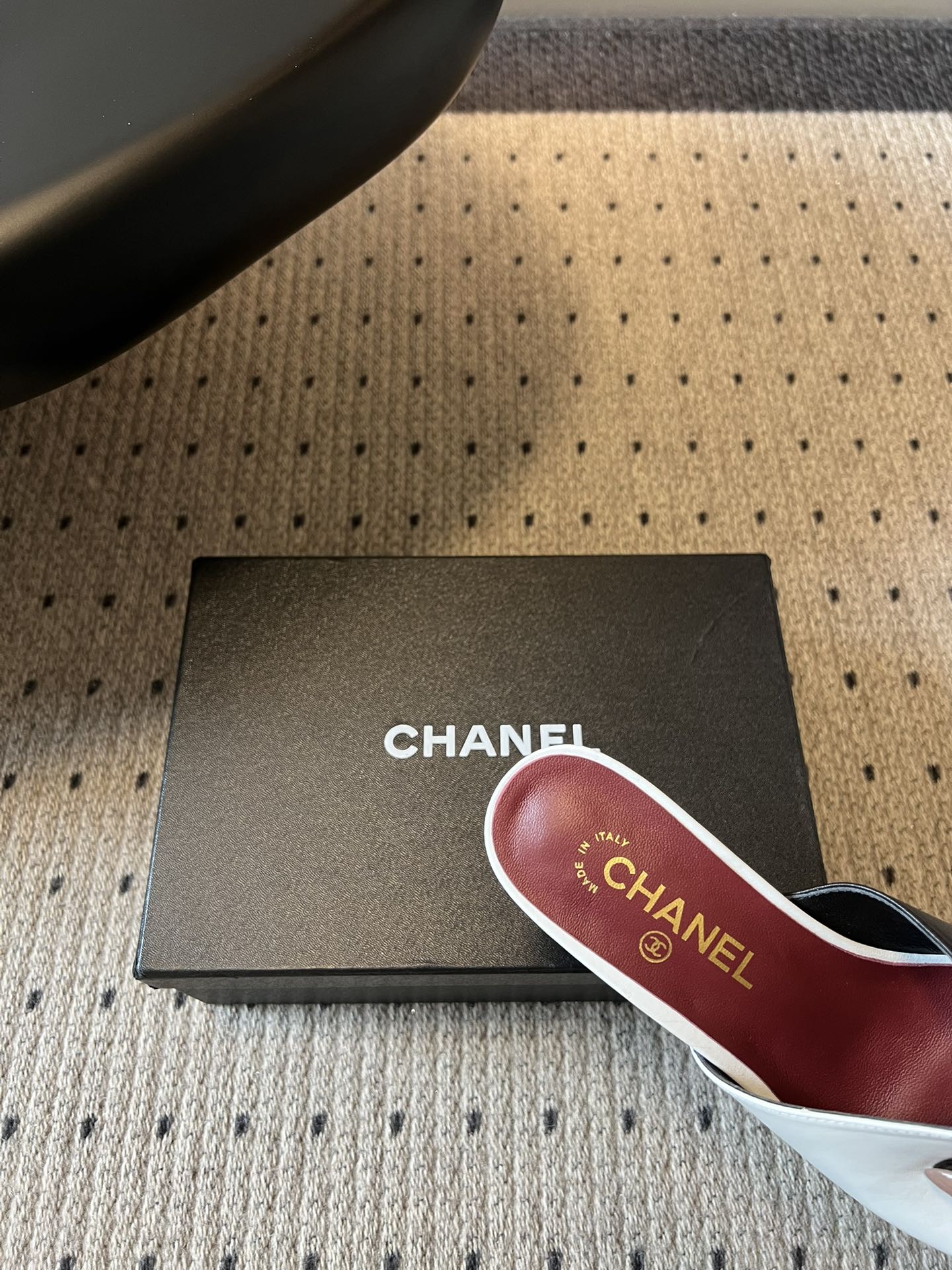 Chane*26SS早春新款拼色粗跟一字拖经典的一字带设计，搭配粗跟的版型，走路稳稳当当又不会显得笨重。