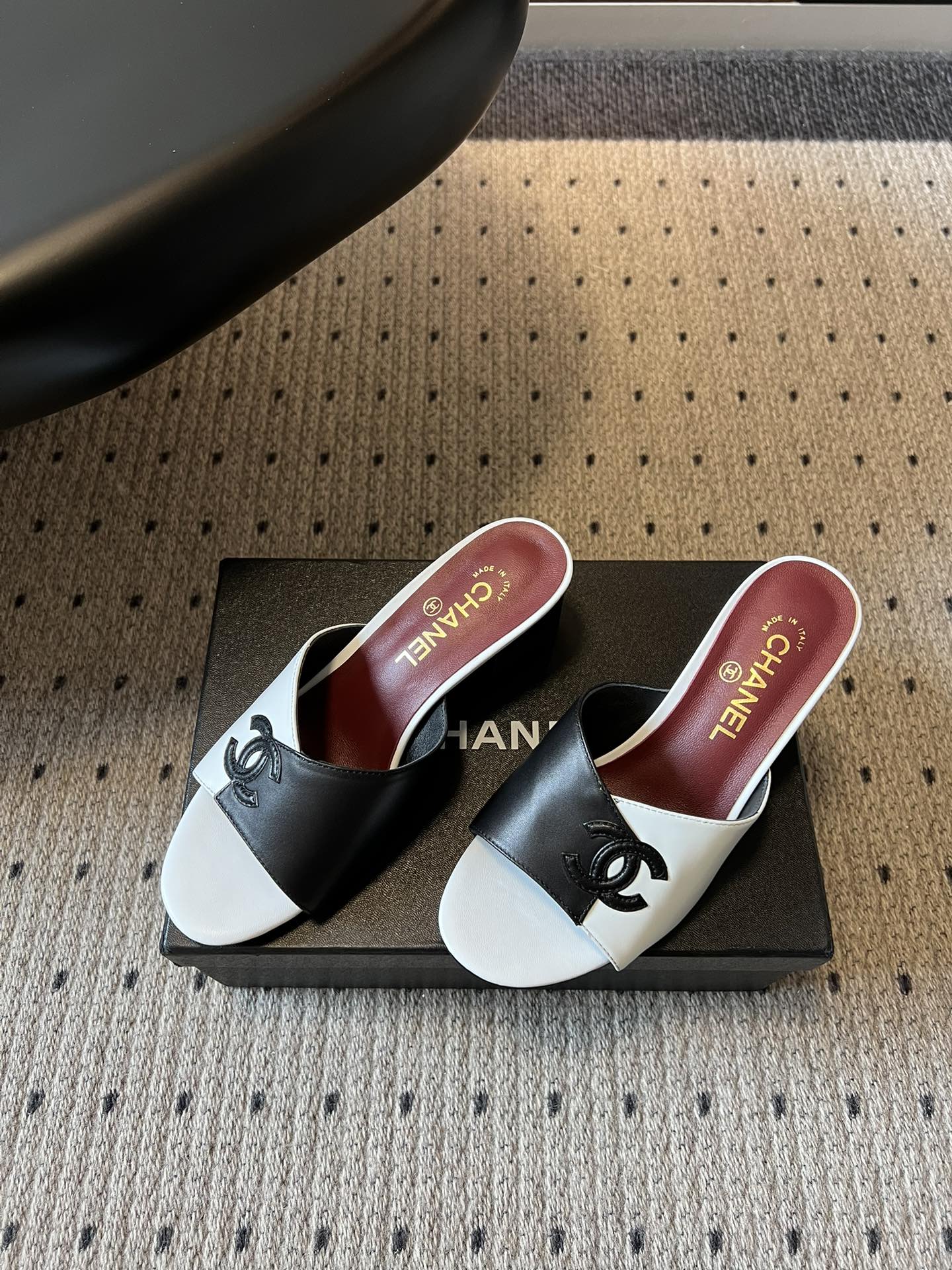 Chane*26SS早春新款拼色粗跟一字拖经典的一字带设计，搭配粗跟的版型，走路稳稳当当又不会显得笨重。