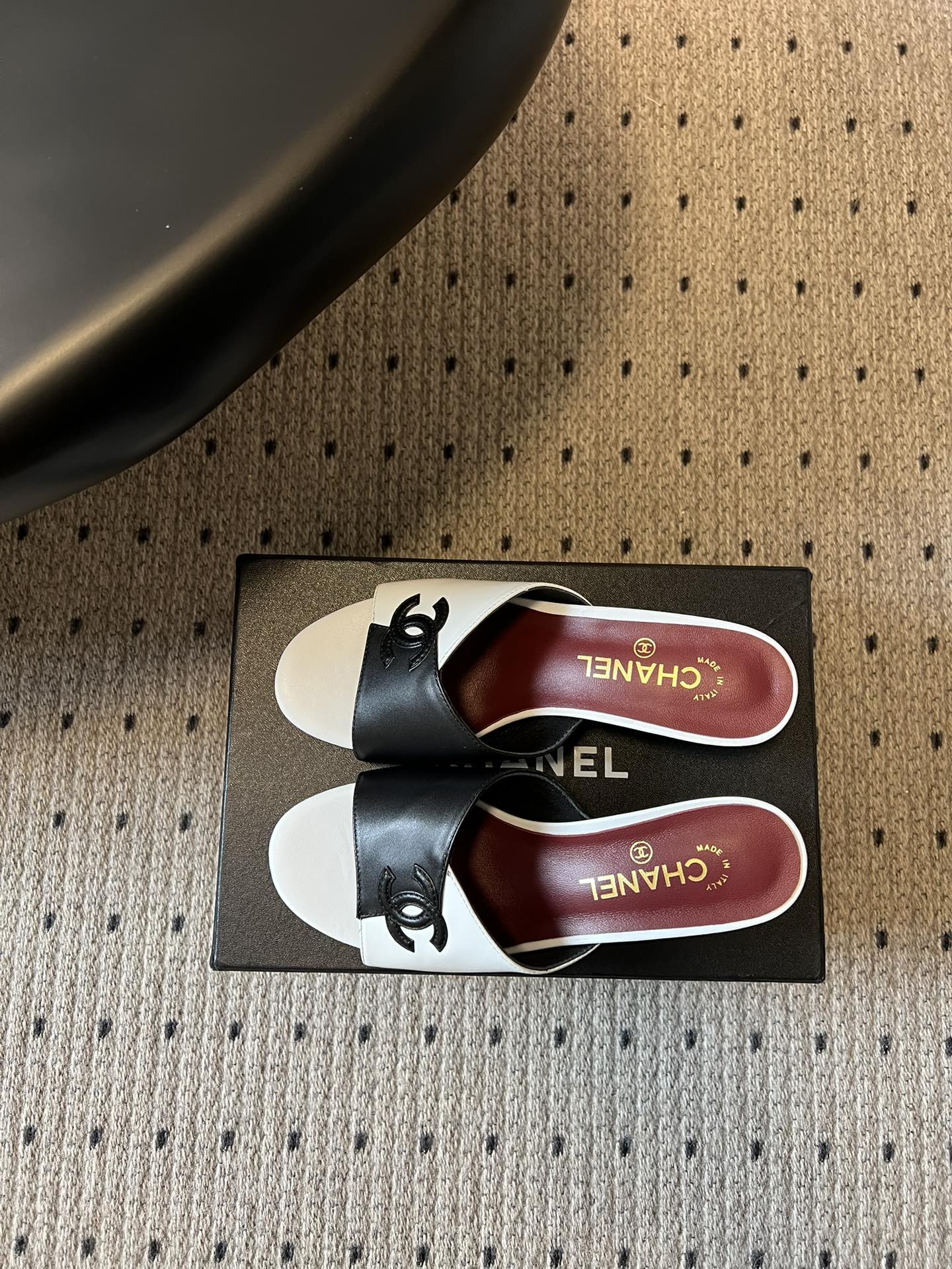 Chane*26SS早春新款拼色粗跟一字拖经典的一字带设计，搭配粗跟的版型，走路稳稳当当又不会显得笨重。