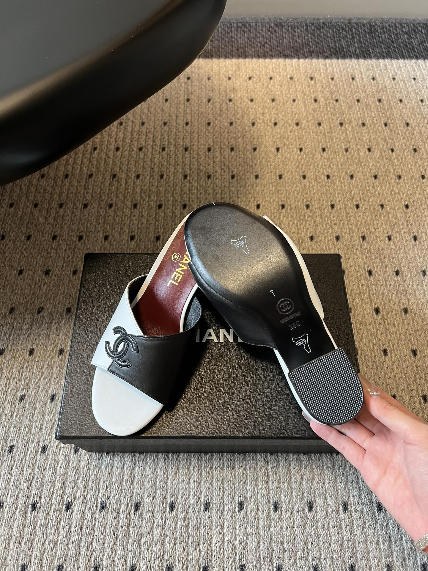 Chane*26SS早春新款拼色粗跟一字拖经典的一字带设计，搭配粗跟的版型，走路稳稳当当又不会显得笨重。