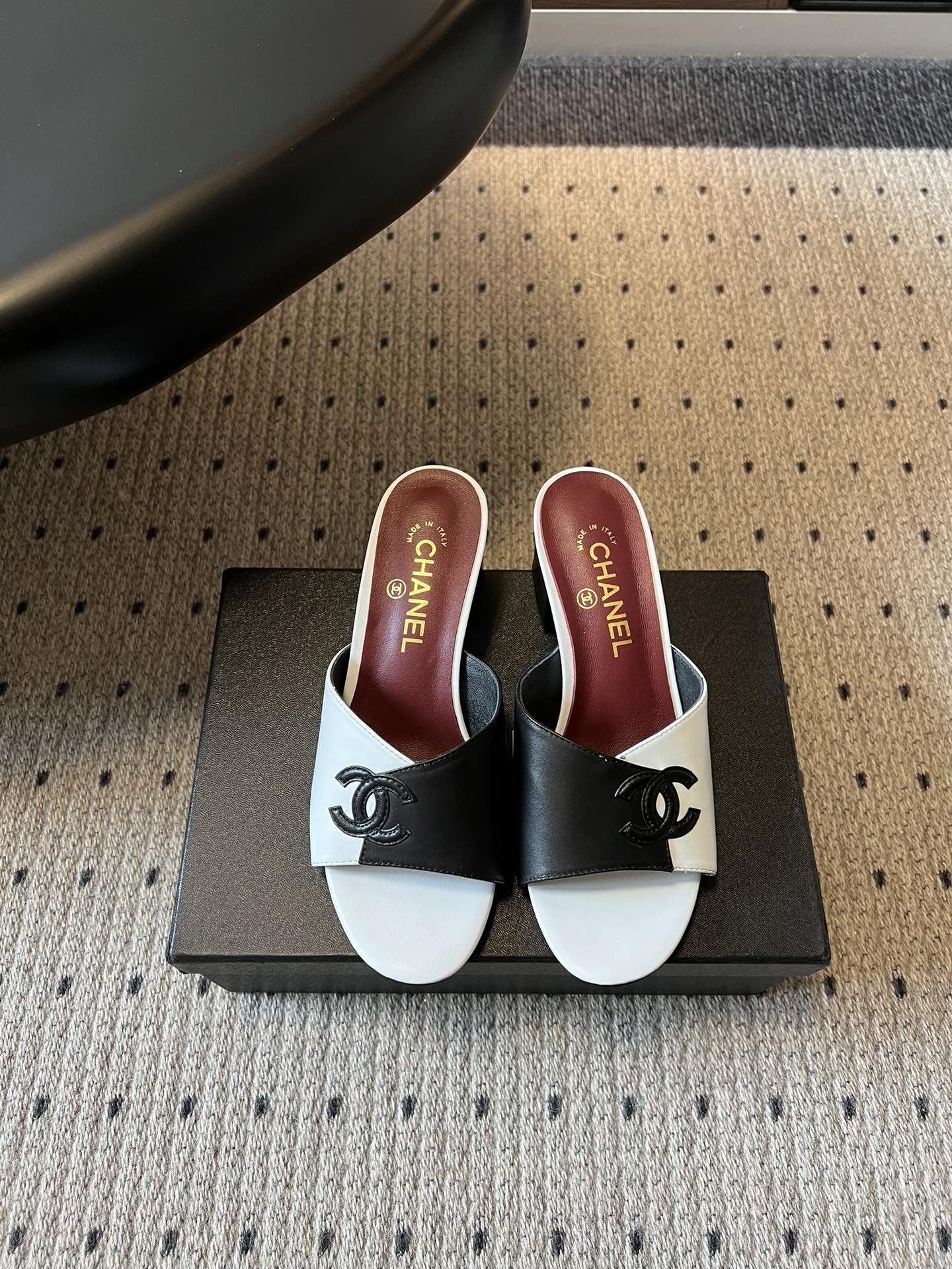 Chane*26SS早春新款拼色粗跟一字拖经典的一字带设计，搭配粗跟的版型，走路稳稳当当又不会显得笨重。