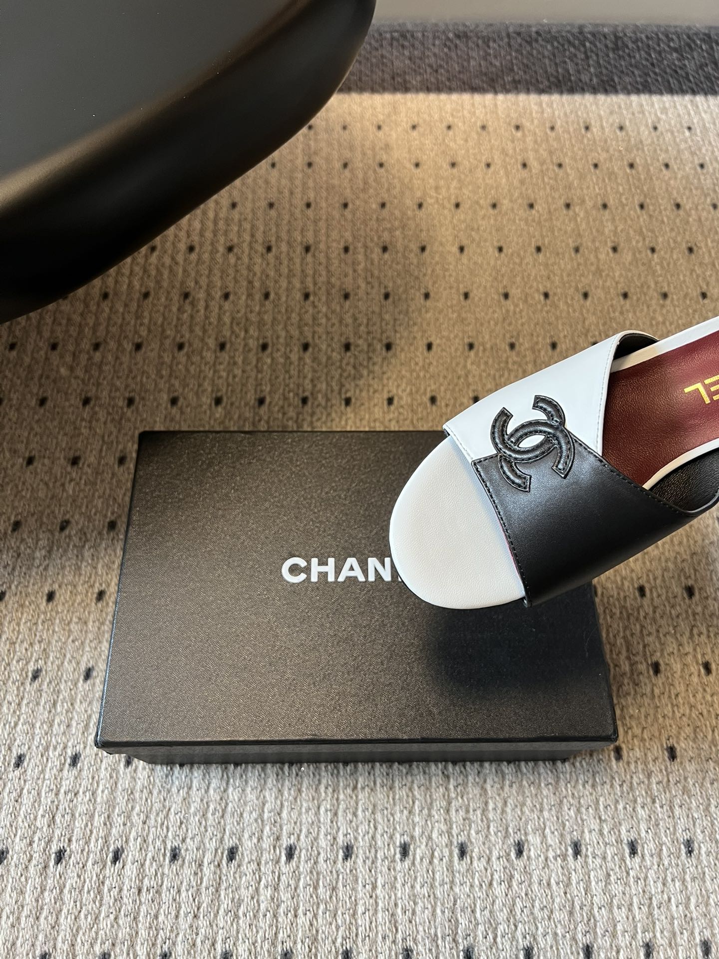 Chane*26SS早春新款拼色粗跟一字拖经典的一字带设计，搭配粗跟的版型，走路稳稳当当又不会显得笨重。