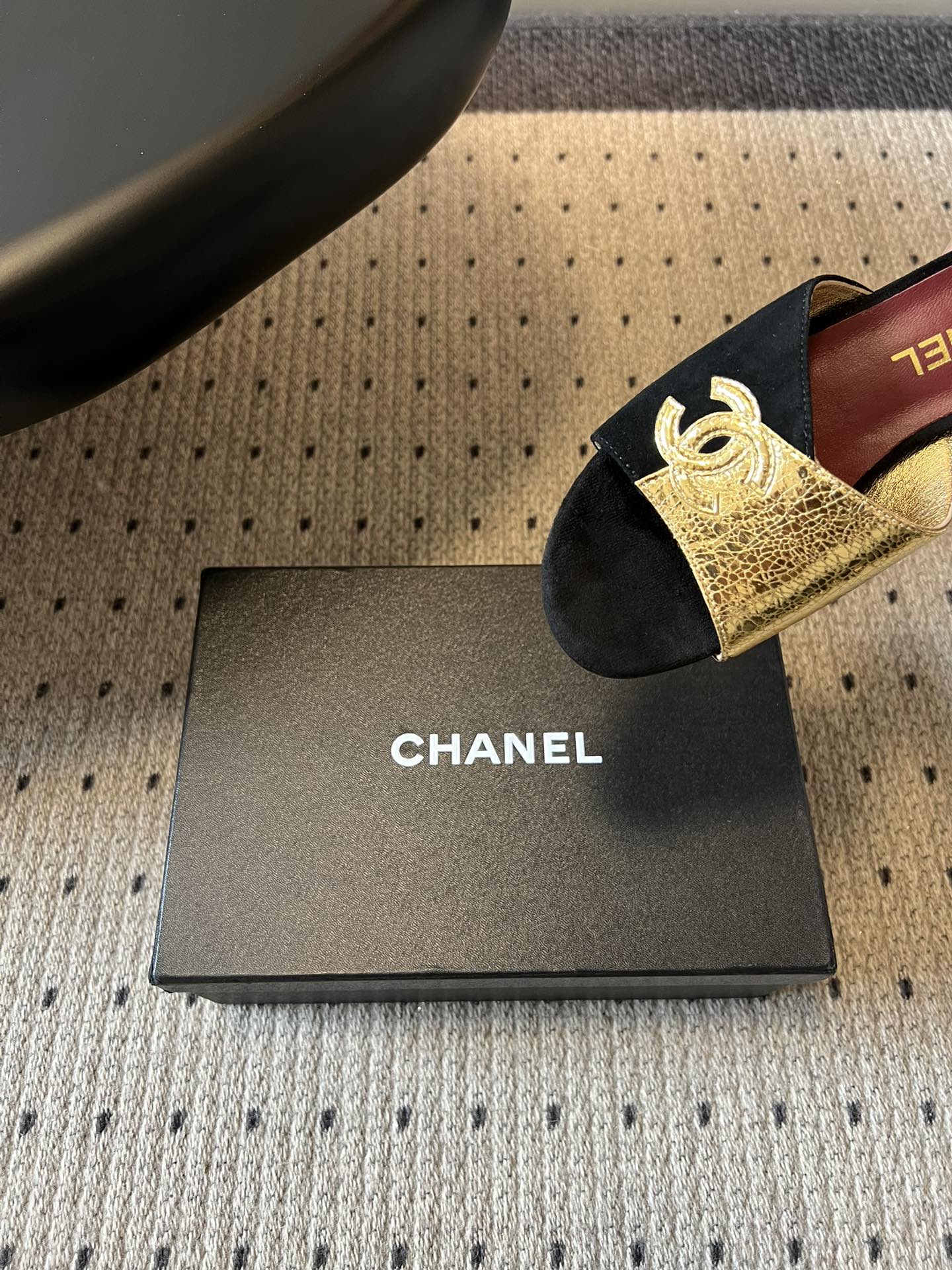 Chane*26SS早春新款拼色粗跟一字拖经典的一字带设计，搭配粗跟的版型，走路稳稳当当又不会显得笨重。