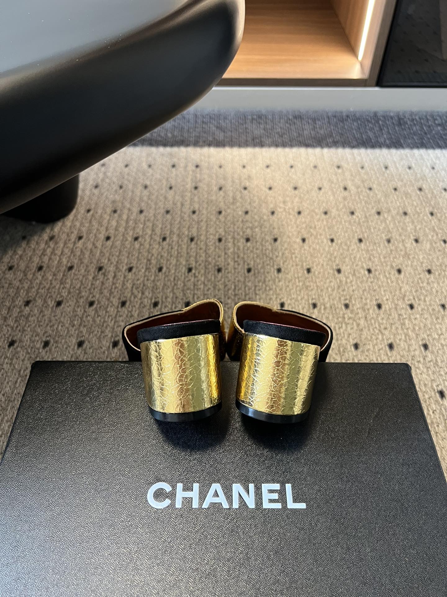 Chane*26SS早春新款拼色粗跟一字拖经典的一字带设计，搭配粗跟的版型，走路稳稳当当又不会显得笨重。