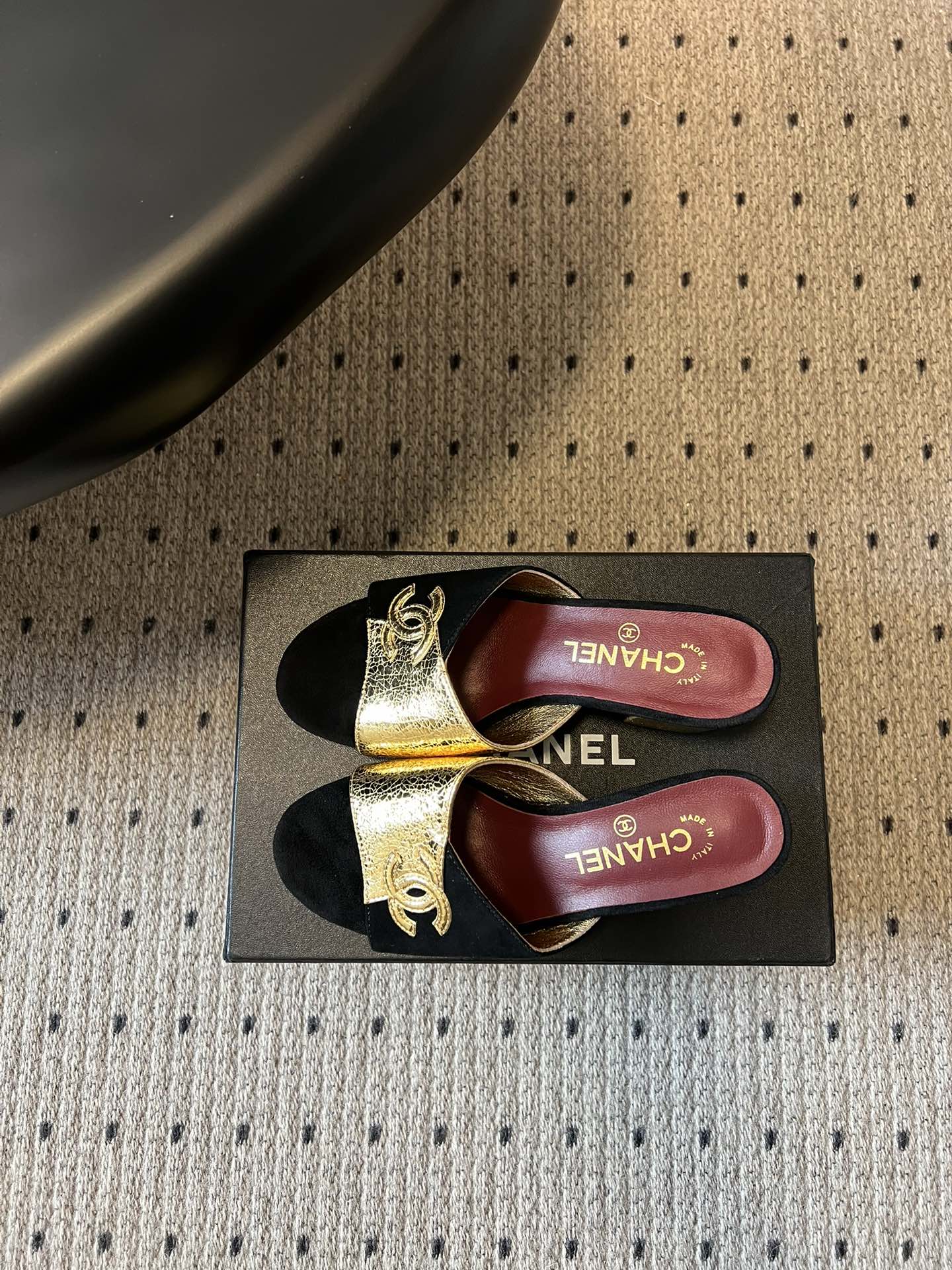 Chane*26SS早春新款拼色粗跟一字拖经典的一字带设计，搭配粗跟的版型，走路稳稳当当又不会显得笨重。