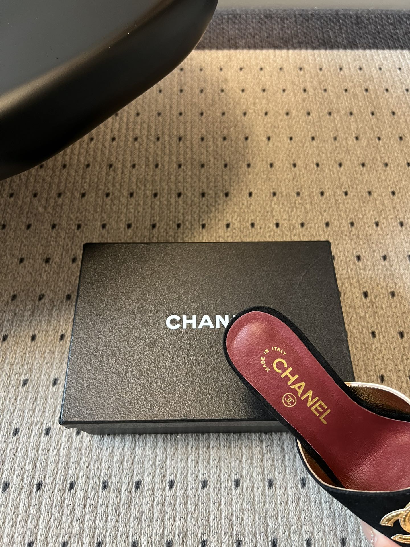 Chane*26SS早春新款拼色粗跟一字拖经典的一字带设计，搭配粗跟的版型，走路稳稳当当又不会显得笨重。