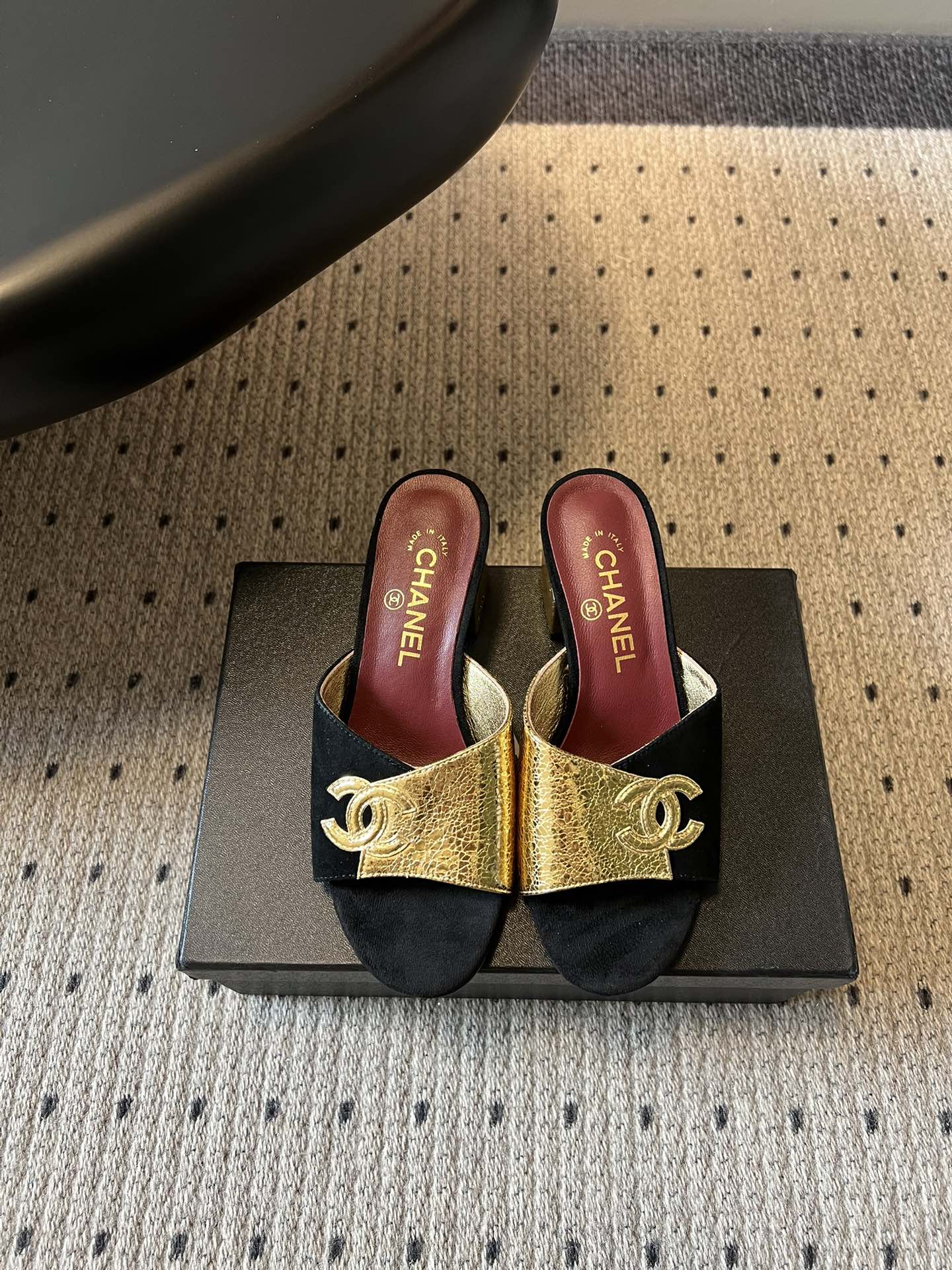 Chane*26SS早春新款拼色粗跟一字拖经典的一字带设计，搭配粗跟的版型，走路稳稳当当又不会显得笨重。