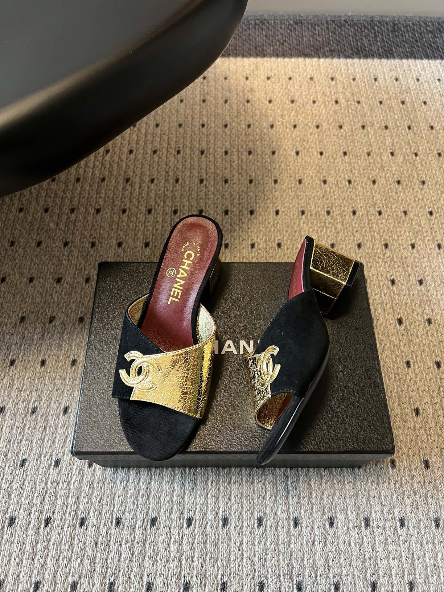 Chane*26SS早春新款拼色粗跟一字拖经典的一字带设计，搭配粗跟的版型，走路稳稳当当又不会显得笨重。