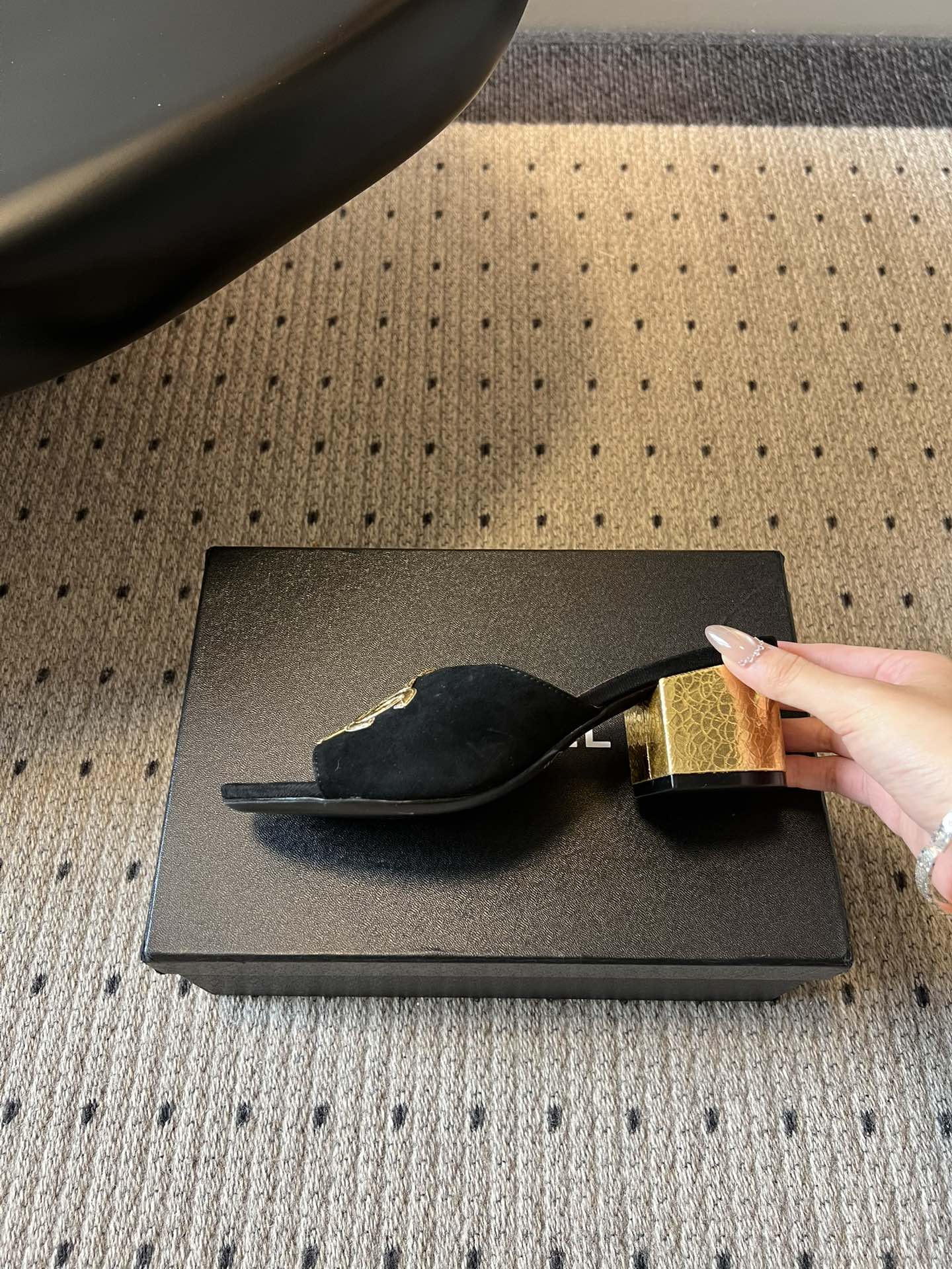 Chane*26SS早春新款拼色粗跟一字拖经典的一字带设计，搭配粗跟的版型，走路稳稳当当又不会显得笨重。