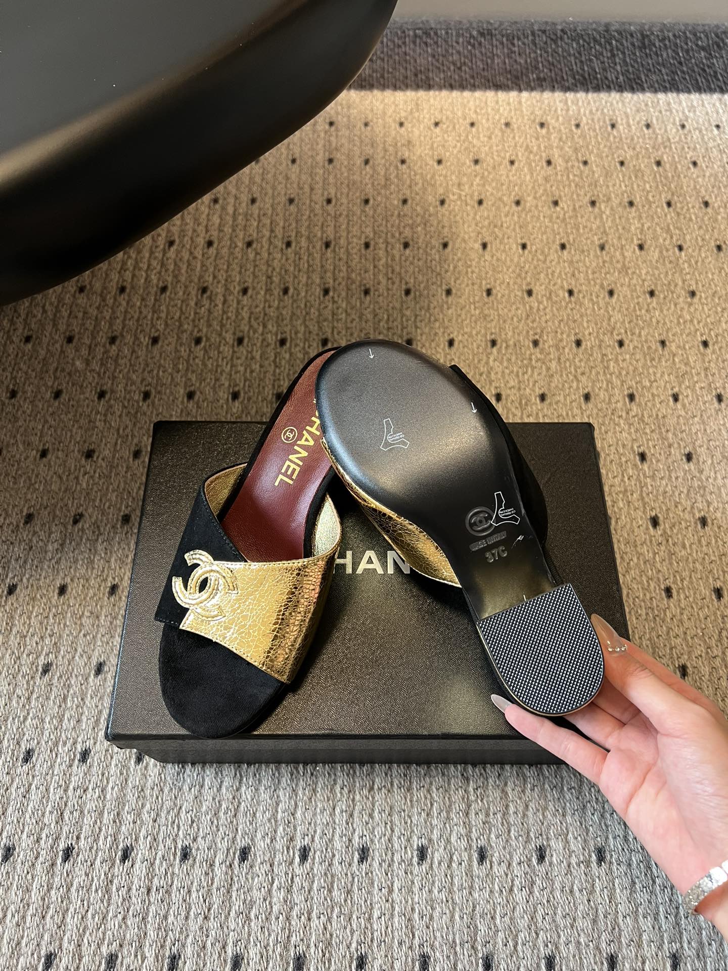 Chane*26SS早春新款拼色粗跟一字拖经典的一字带设计，搭配粗跟的版型，走路稳稳当当又不会显得笨重。