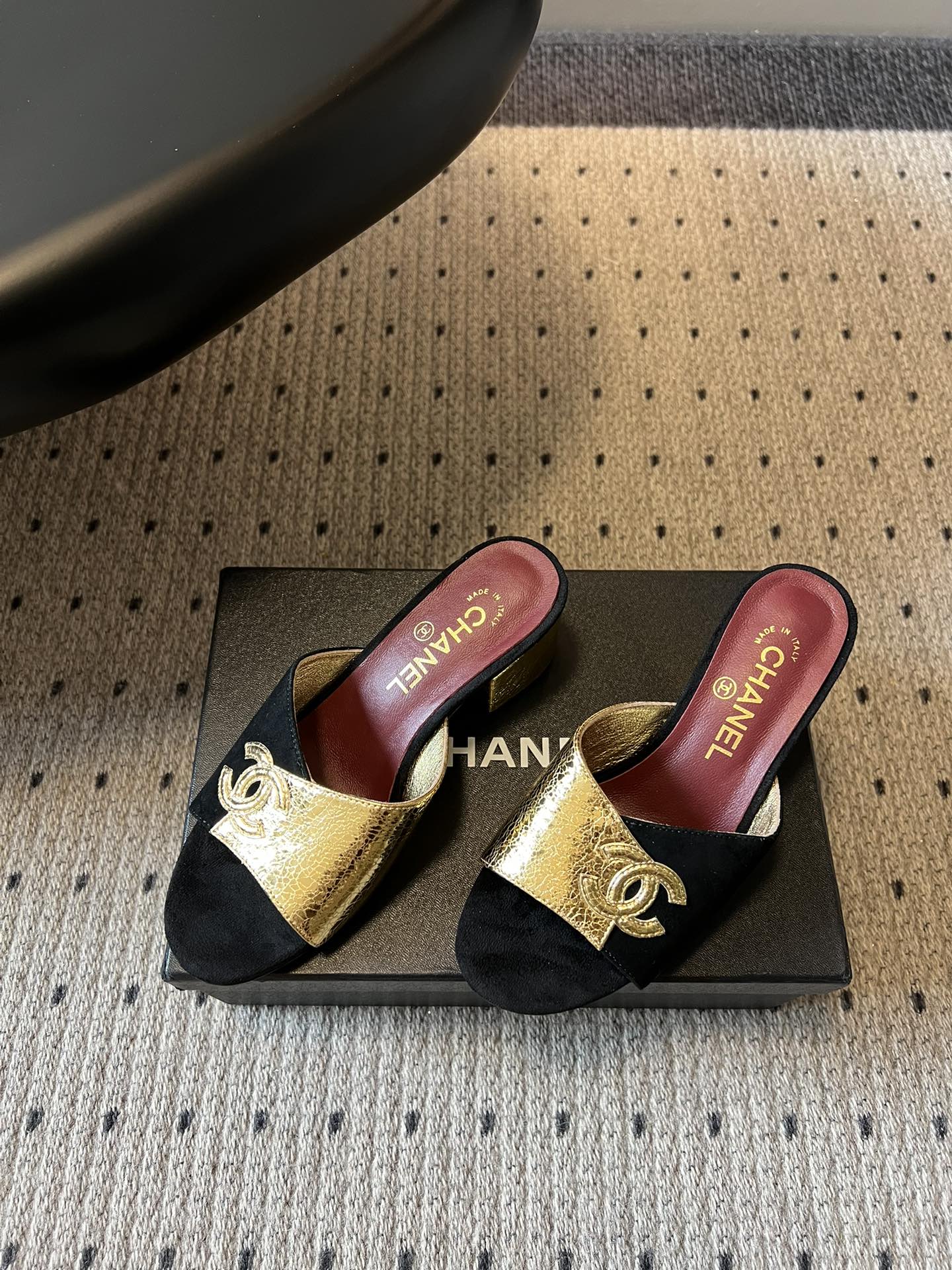 Chane*26SS早春新款拼色粗跟一字拖经典的一字带设计，搭配粗跟的版型，走路稳稳当当又不会显得笨重。