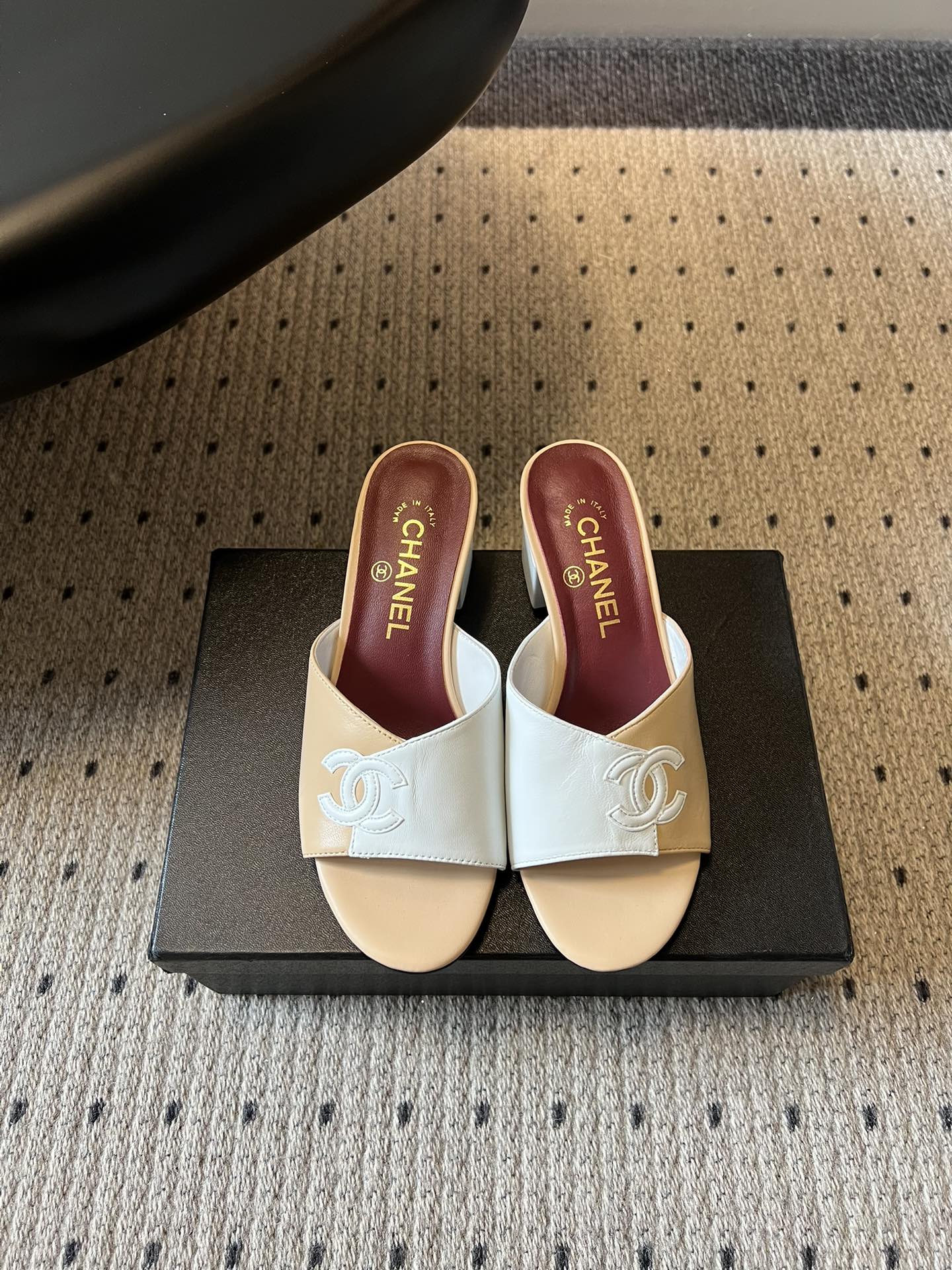 Chane*26SS早春新款拼色粗跟一字拖经典的一字带设计，搭配粗跟的版型，走路稳稳当当又不会显得笨重。