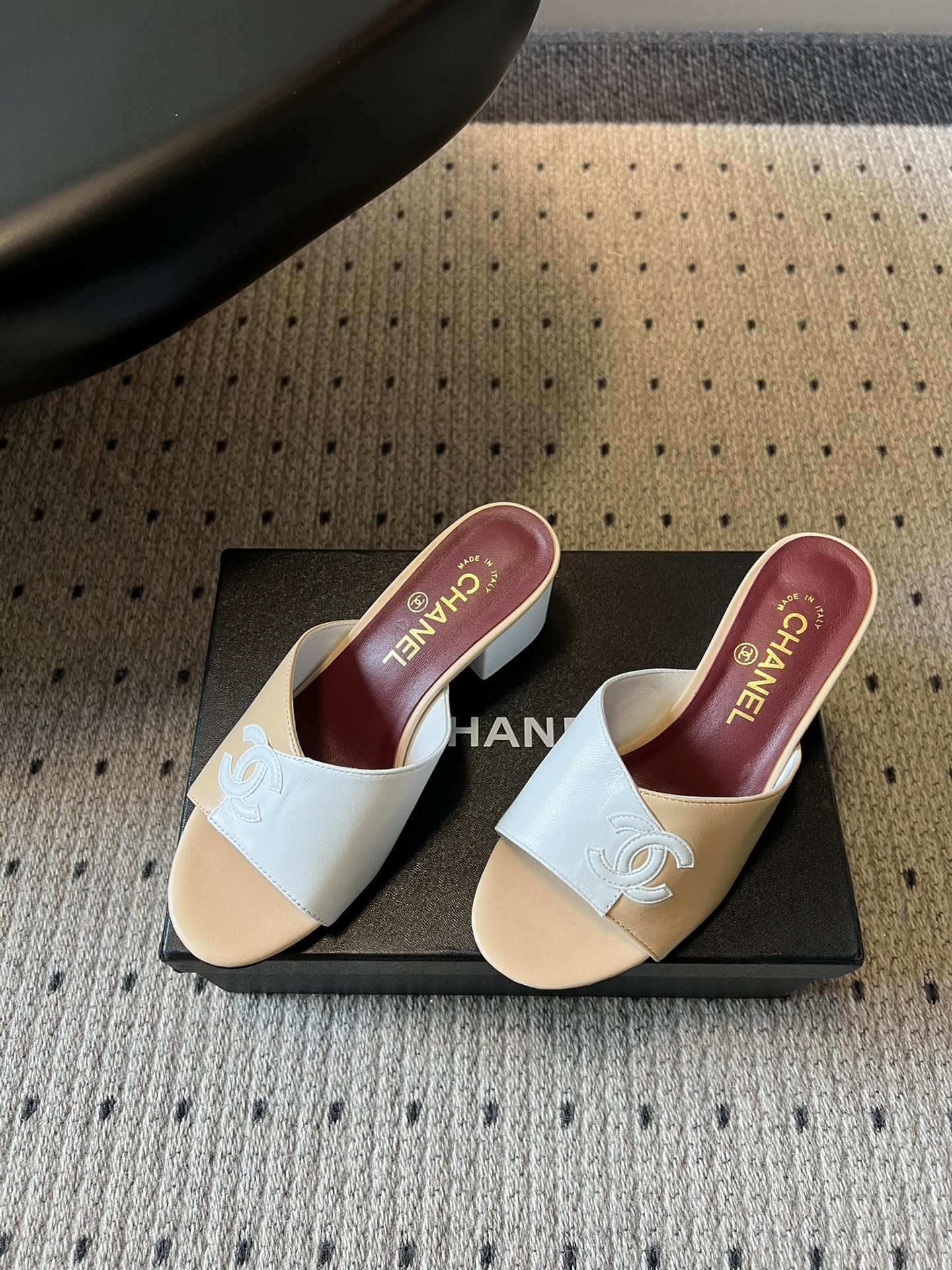 Chane*26SS早春新款拼色粗跟一字拖经典的一字带设计，搭配粗跟的版型，走路稳稳当当又不会显得笨重。