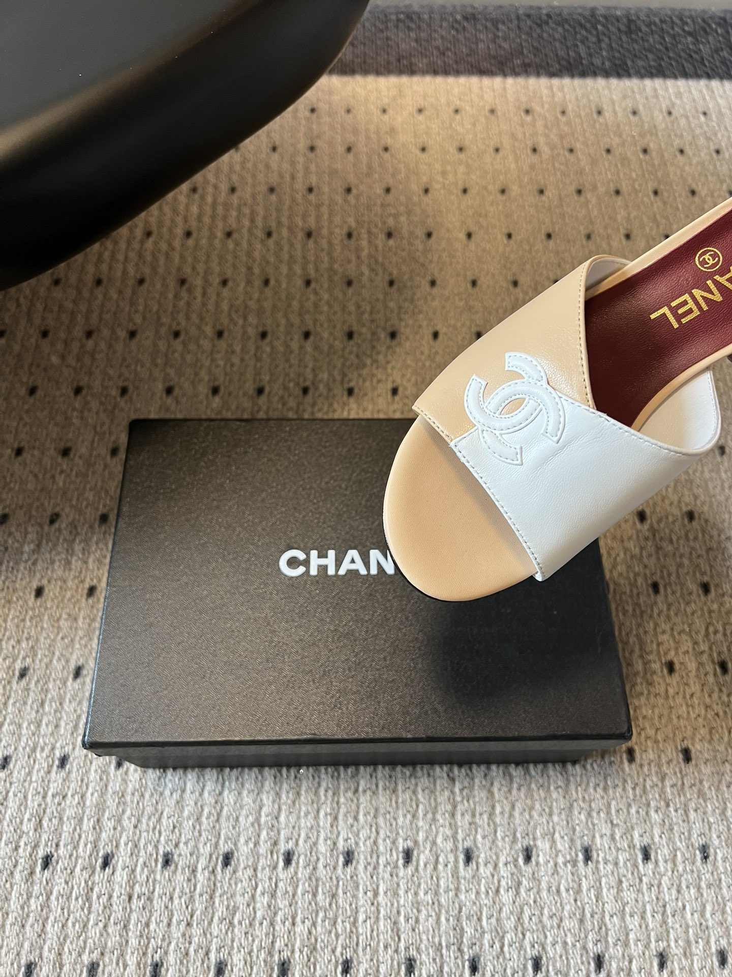 Chane*26SS早春新款拼色粗跟一字拖经典的一字带设计，搭配粗跟的版型，走路稳稳当当又不会显得笨重。