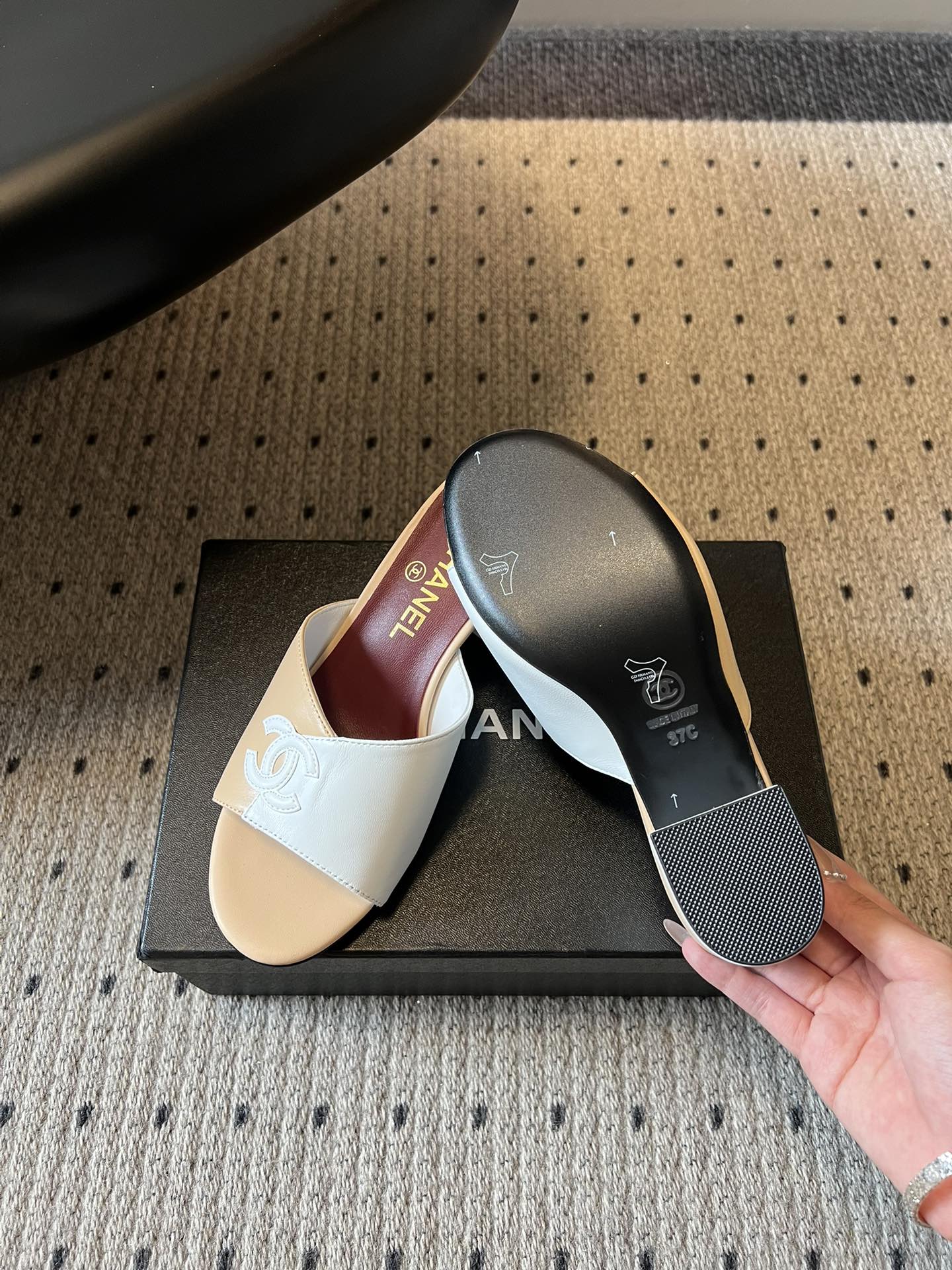 Chane*26SS早春新款拼色粗跟一字拖经典的一字带设计，搭配粗跟的版型，走路稳稳当当又不会显得笨重。