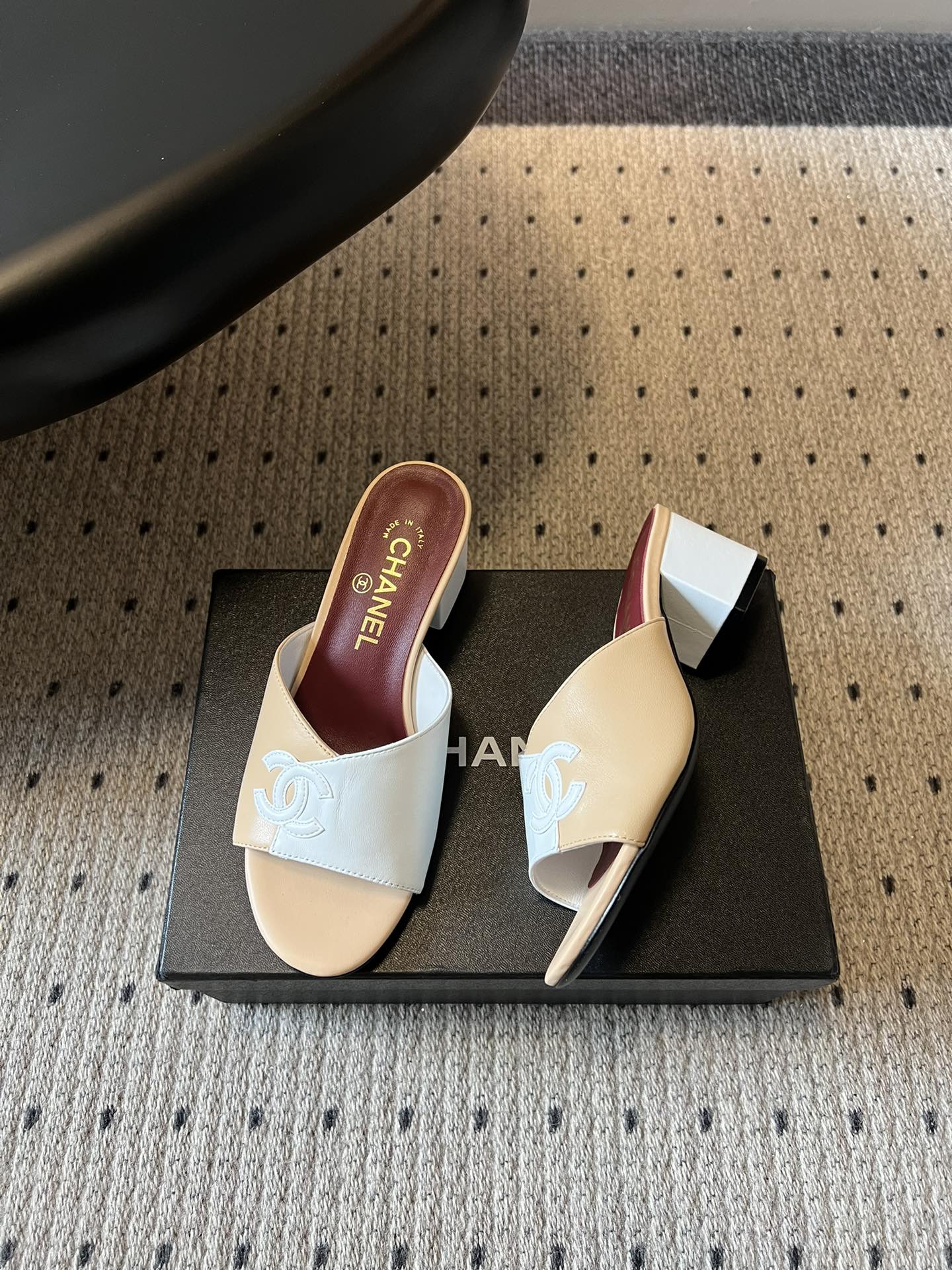 Chane*26SS早春新款拼色粗跟一字拖经典的一字带设计，搭配粗跟的版型，走路稳稳当当又不会显得笨重。