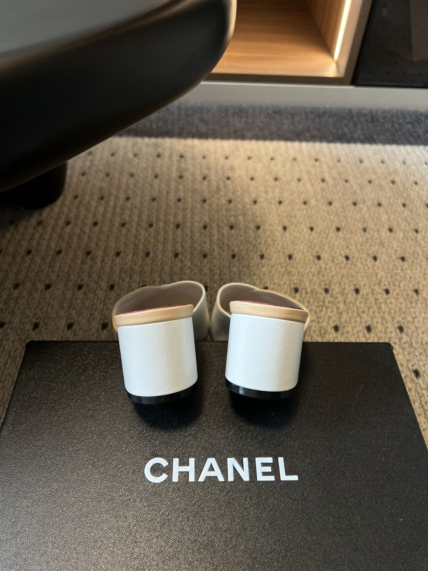 Chane*26SS早春新款拼色粗跟一字拖经典的一字带设计，搭配粗跟的版型，走路稳稳当当又不会显得笨重。