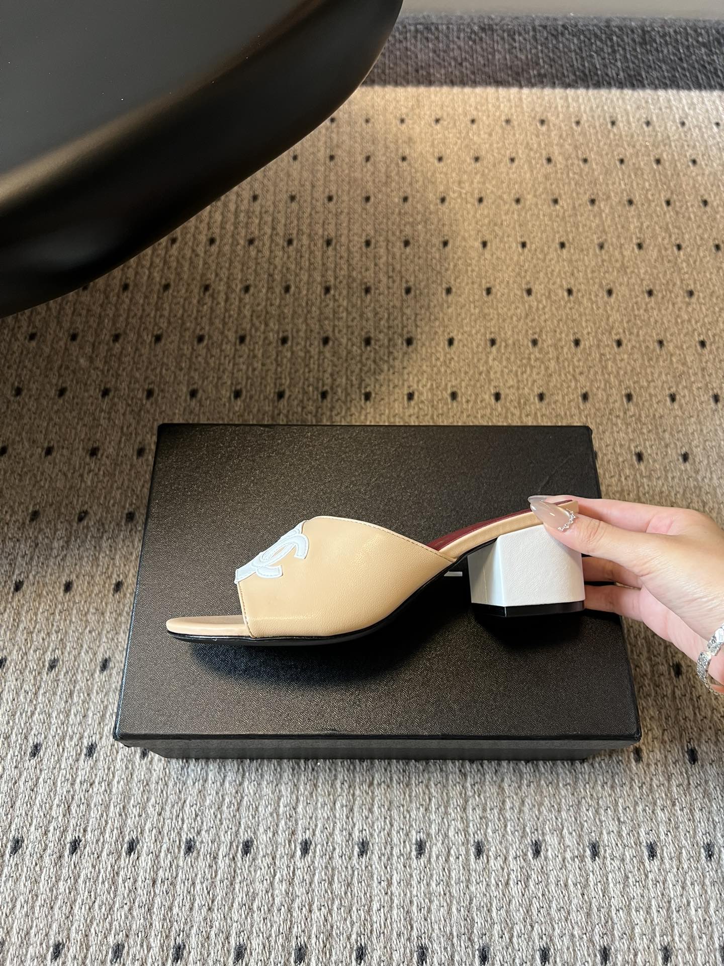 Chane*26SS早春新款拼色粗跟一字拖经典的一字带设计，搭配粗跟的版型，走路稳稳当当又不会显得笨重。