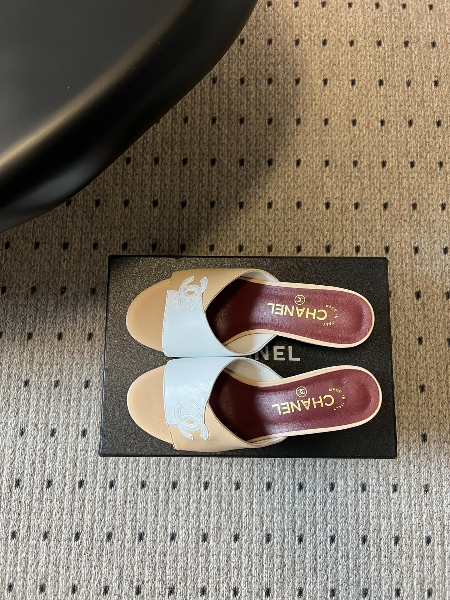 Chane*26SS早春新款拼色粗跟一字拖经典的一字带设计，搭配粗跟的版型，走路稳稳当当又不会显得笨重。