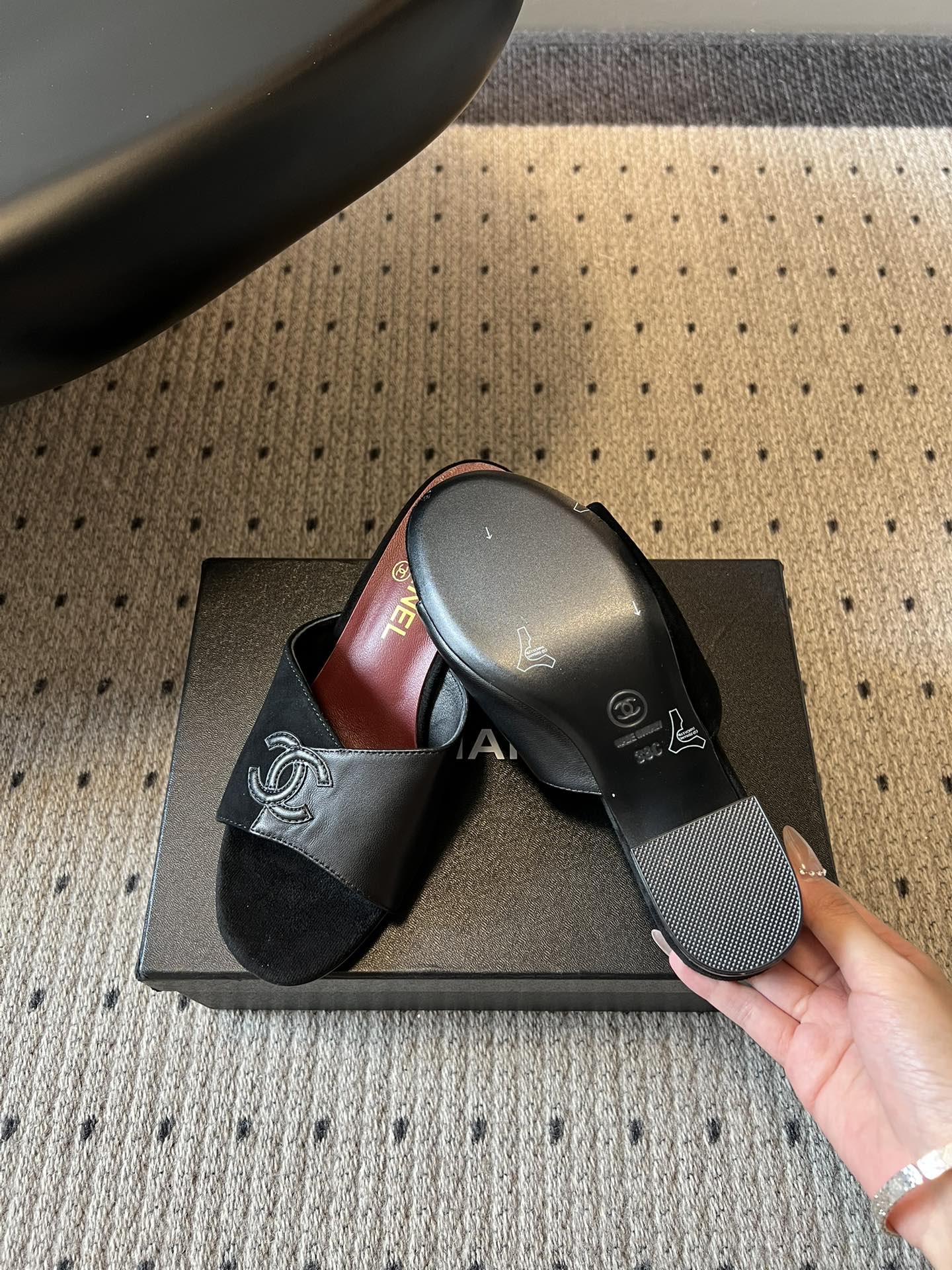 Chane*26SS早春新款拼色粗跟一字拖经典的一字带设计，搭配粗跟的版型，走路稳稳当当又不会显得笨重。