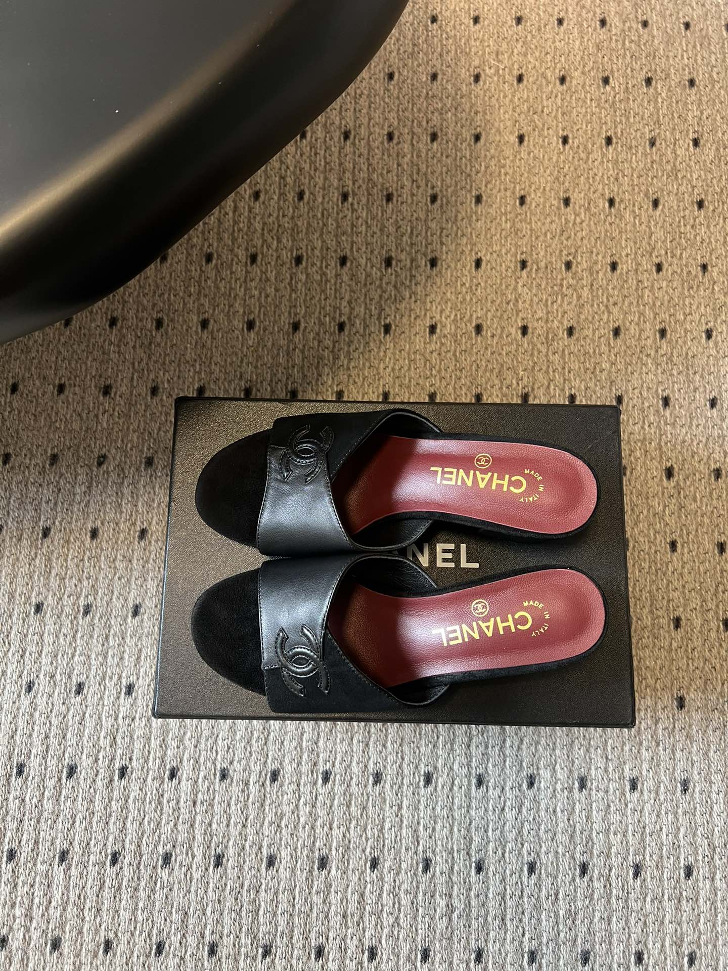 Chane*26SS早春新款拼色粗跟一字拖经典的一字带设计，搭配粗跟的版型，走路稳稳当当又不会显得笨重。