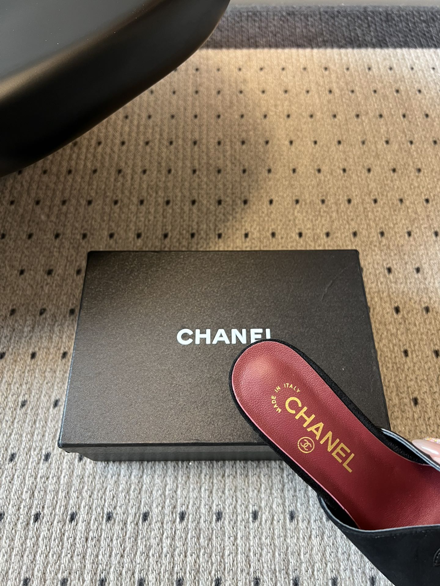 Chane*26SS早春新款拼色粗跟一字拖经典的一字带设计，搭配粗跟的版型，走路稳稳当当又不会显得笨重。