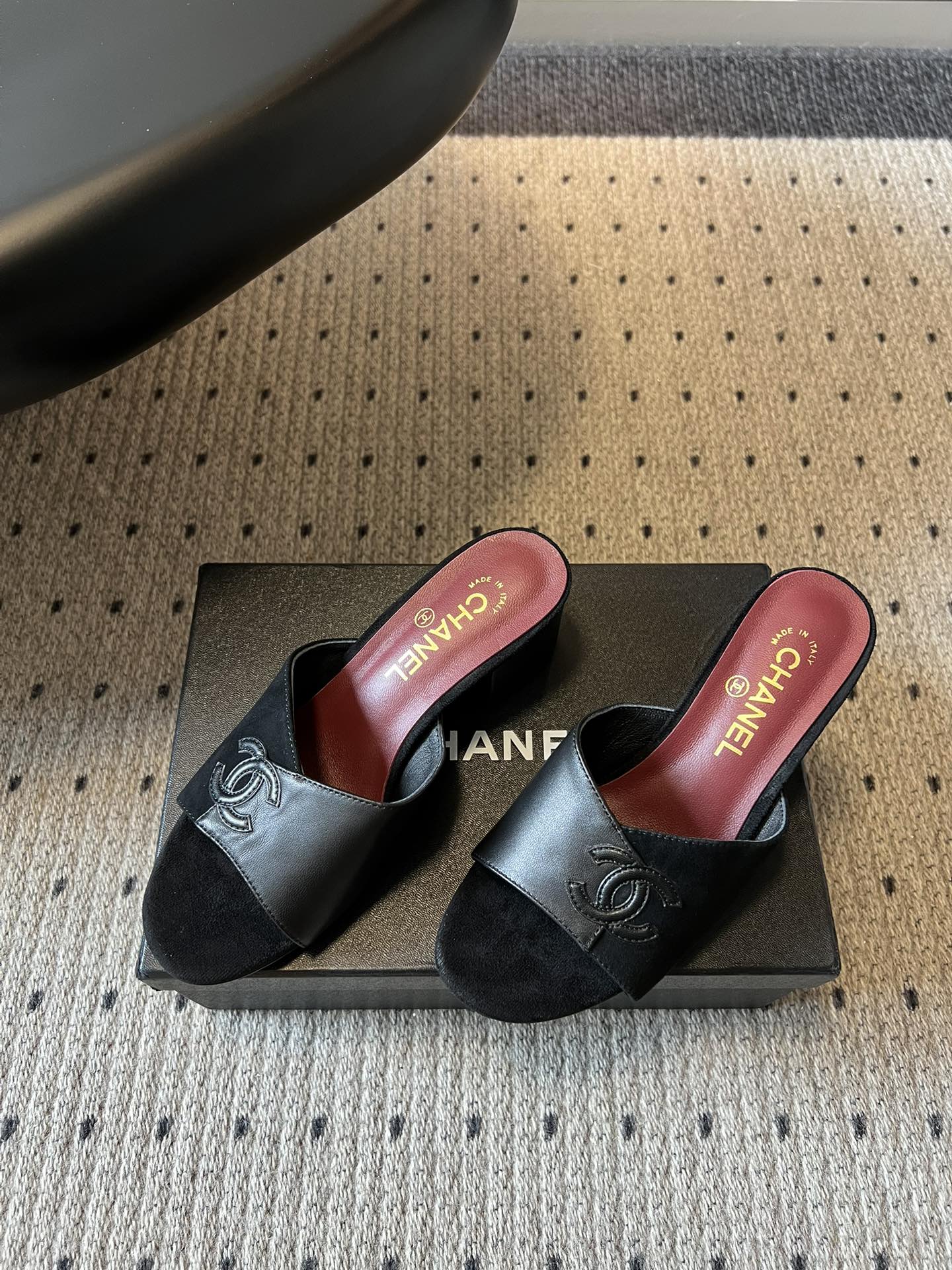 Chane*26SS早春新款拼色粗跟一字拖经典的一字带设计，搭配粗跟的版型，走路稳稳当当又不会显得笨重。