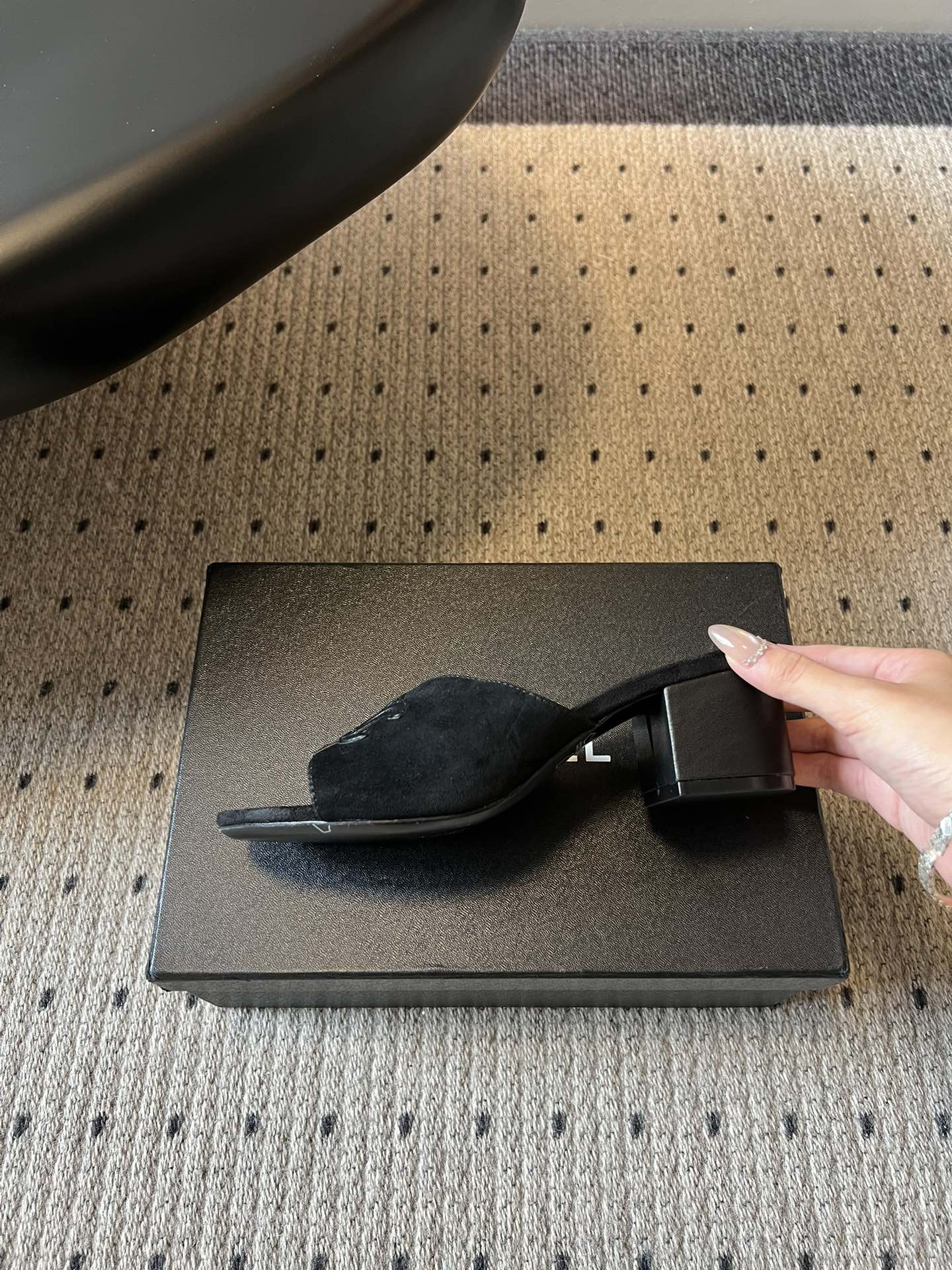 Chane*26SS早春新款拼色粗跟一字拖经典的一字带设计，搭配粗跟的版型，走路稳稳当当又不会显得笨重。