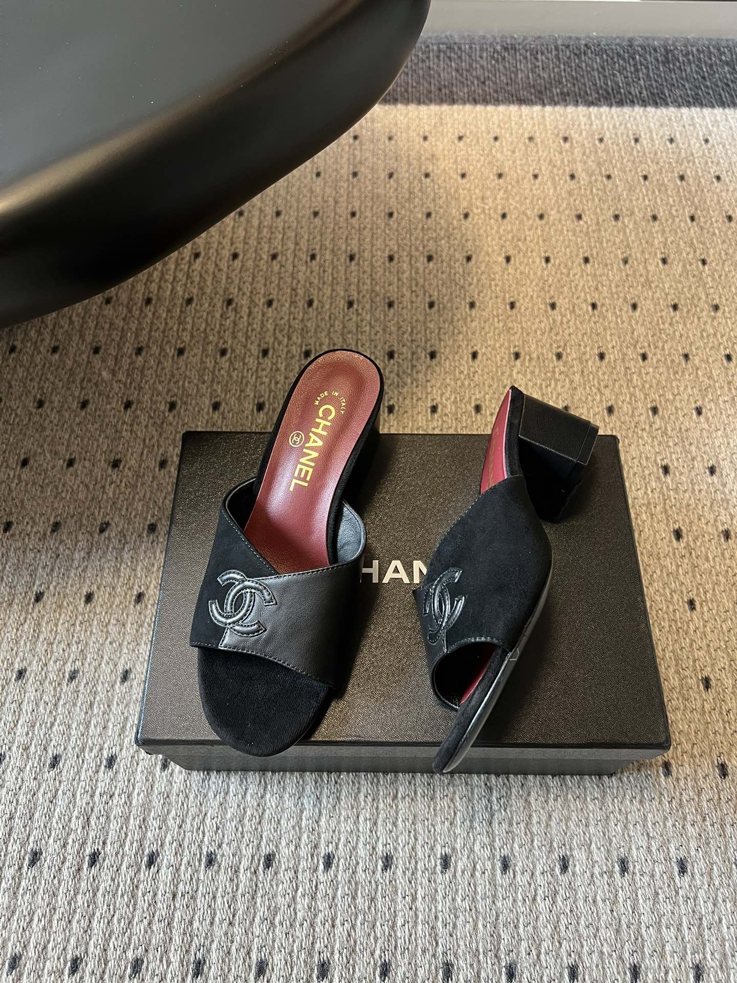 Chane*26SS早春新款拼色粗跟一字拖经典的一字带设计，搭配粗跟的版型，走路稳稳当当又不会显得笨重。