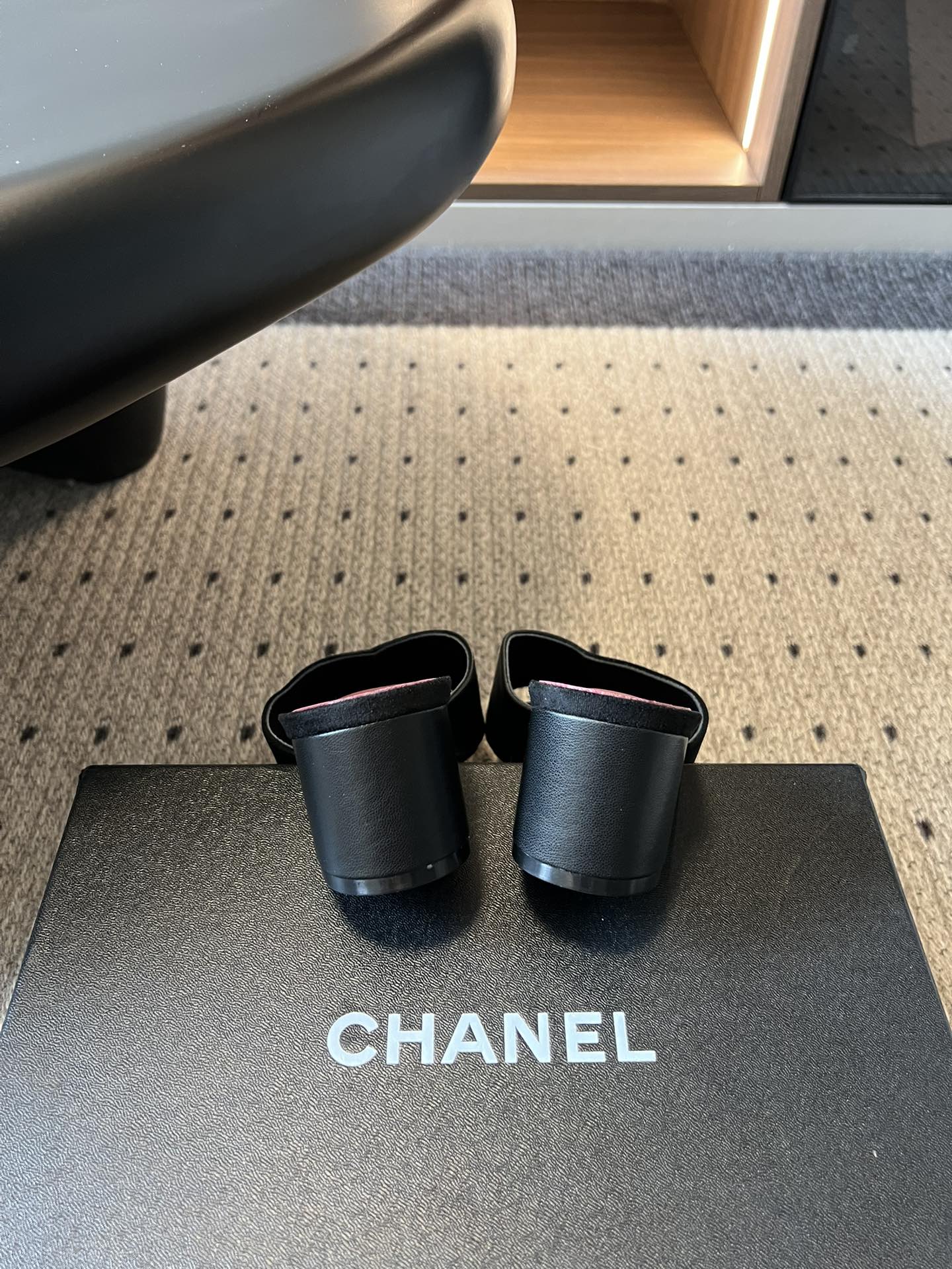 Chane*26SS早春新款拼色粗跟一字拖经典的一字带设计，搭配粗跟的版型，走路稳稳当当又不会显得笨重。