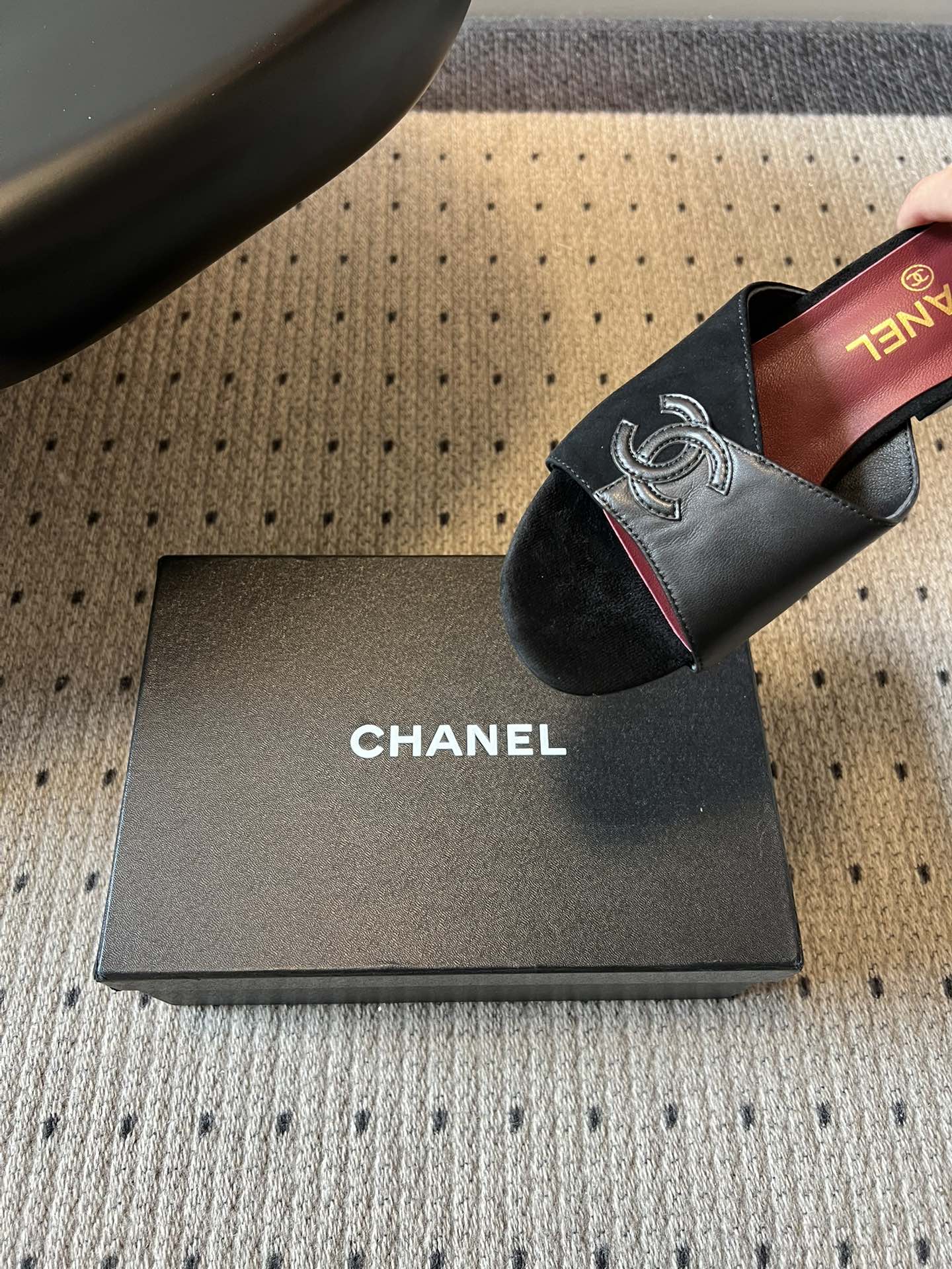 Chane*26SS早春新款拼色粗跟一字拖经典的一字带设计，搭配粗跟的版型，走路稳稳当当又不会显得笨重。