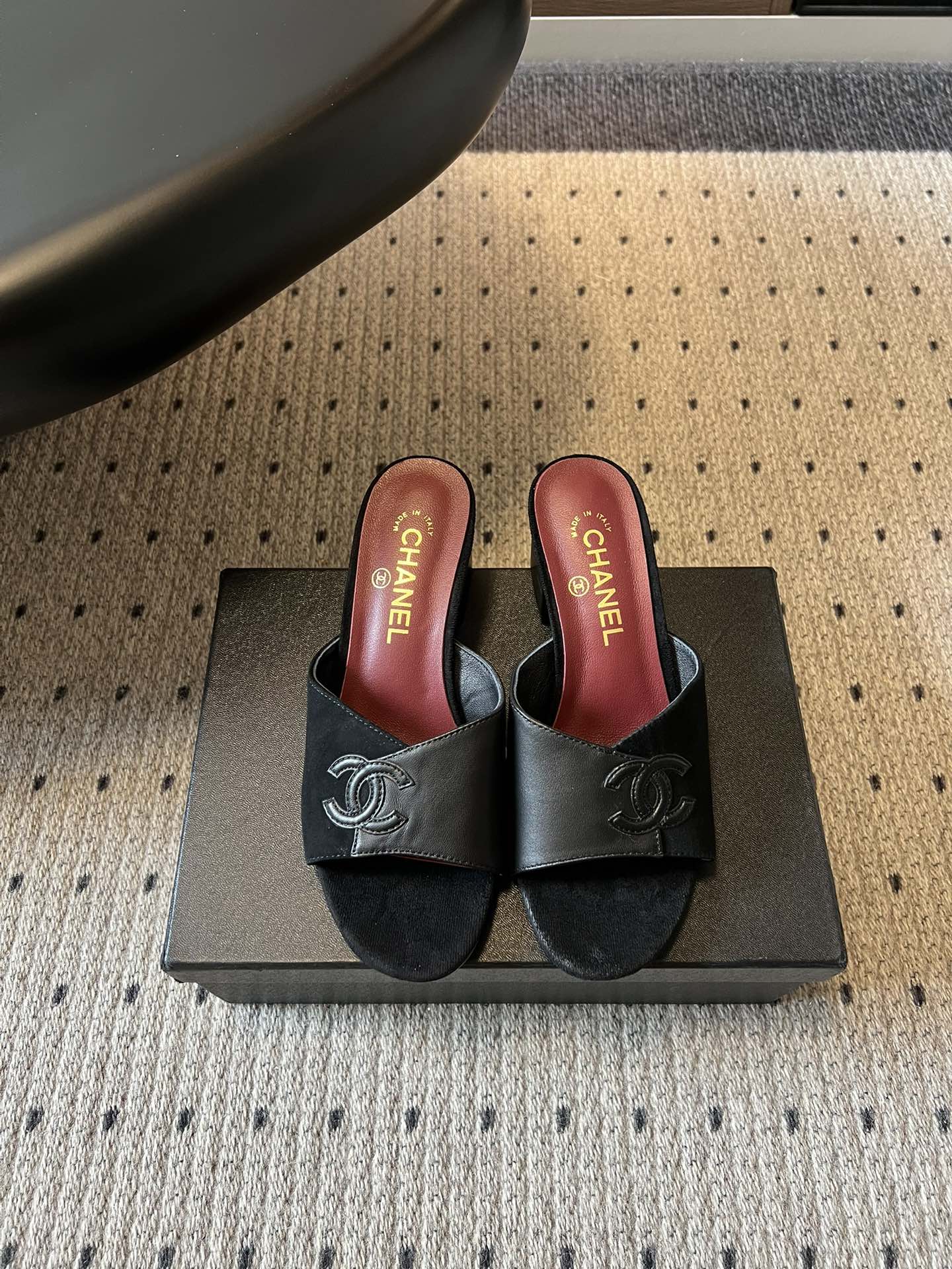 Chane*26SS早春新款拼色粗跟一字拖经典的一字带设计，搭配粗跟的版型，走路稳稳当当又不会显得笨重。