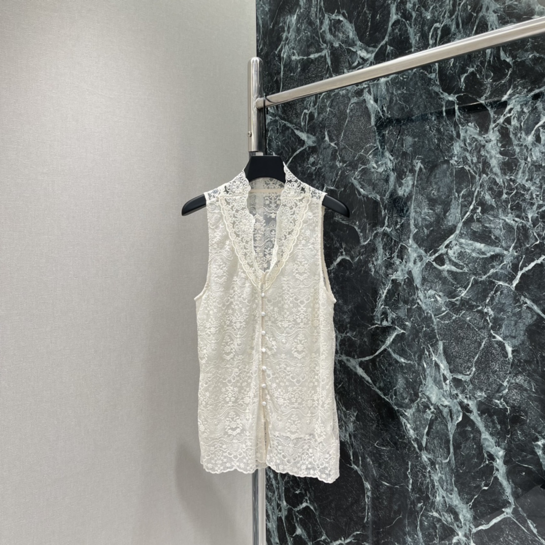 NO:780788,The highest version on the market. The girl inspects the goods, trims the three marks on the threads, and delivers the goods. You can post pictures and take videos. If you want quality and service, add me on WeChat. We will not accept urgent orders. 26 spring and summer new style French lace V-neck vest. Off-white tone + exquisite hollow lace V-neck to modify the face. Single-breasted design is elegant and practical. Sleeveless tailoring. Wear alone or layered with suits in spring and summer. Cardigans are great and can be easily used for commuting and dating. Lace material is breathable and comfortable.  Full of French gentle atmosphere. One color SML, women's clothing, business suit,19860909市面最高版本小妹验货、修剪线头上三标、发货可发图及拍视频,要品质要服务的加我微信,不接急单. 26春夏新款 法式蕾丝V领背心 米白色调+精致镂空蕾丝 V领修饰脸型 单排扣设计优雅又实用 无袖剪裁 春夏单穿或叠搭西装 开衫都很出彩通勤约会日常都能轻松驾驭 蕾丝材质透气舒适 法式温柔氛围感满满.一个色SML,女装,business suit,,Women's clothing
